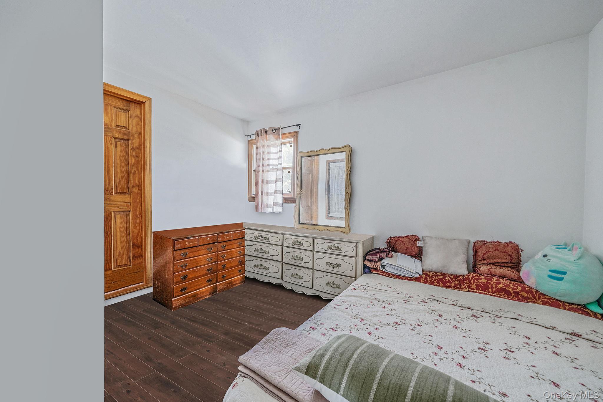 1 Winthrop Street, Islip, NY 11751