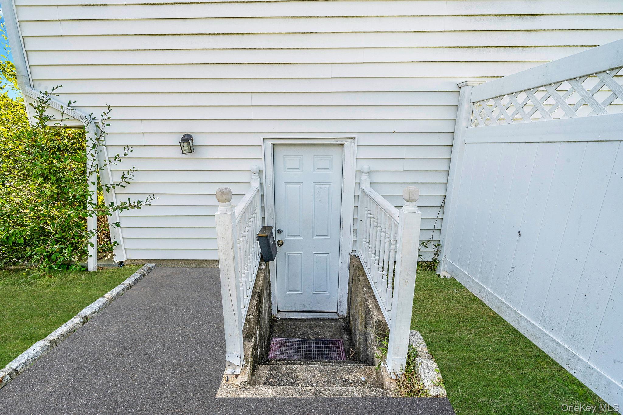 1 Winthrop Street, Islip, NY 11751