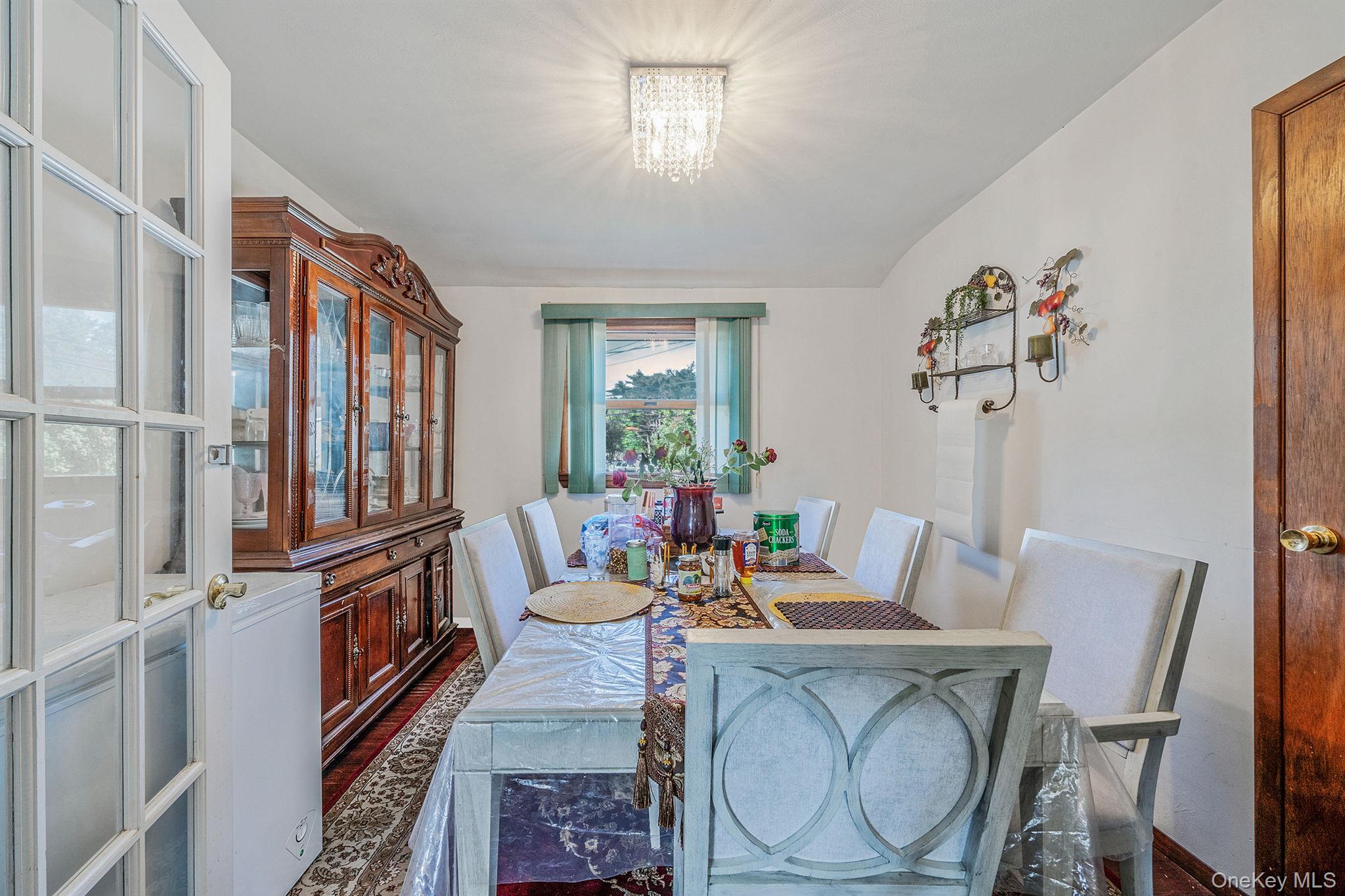 1 Winthrop Street, Islip, NY 11751