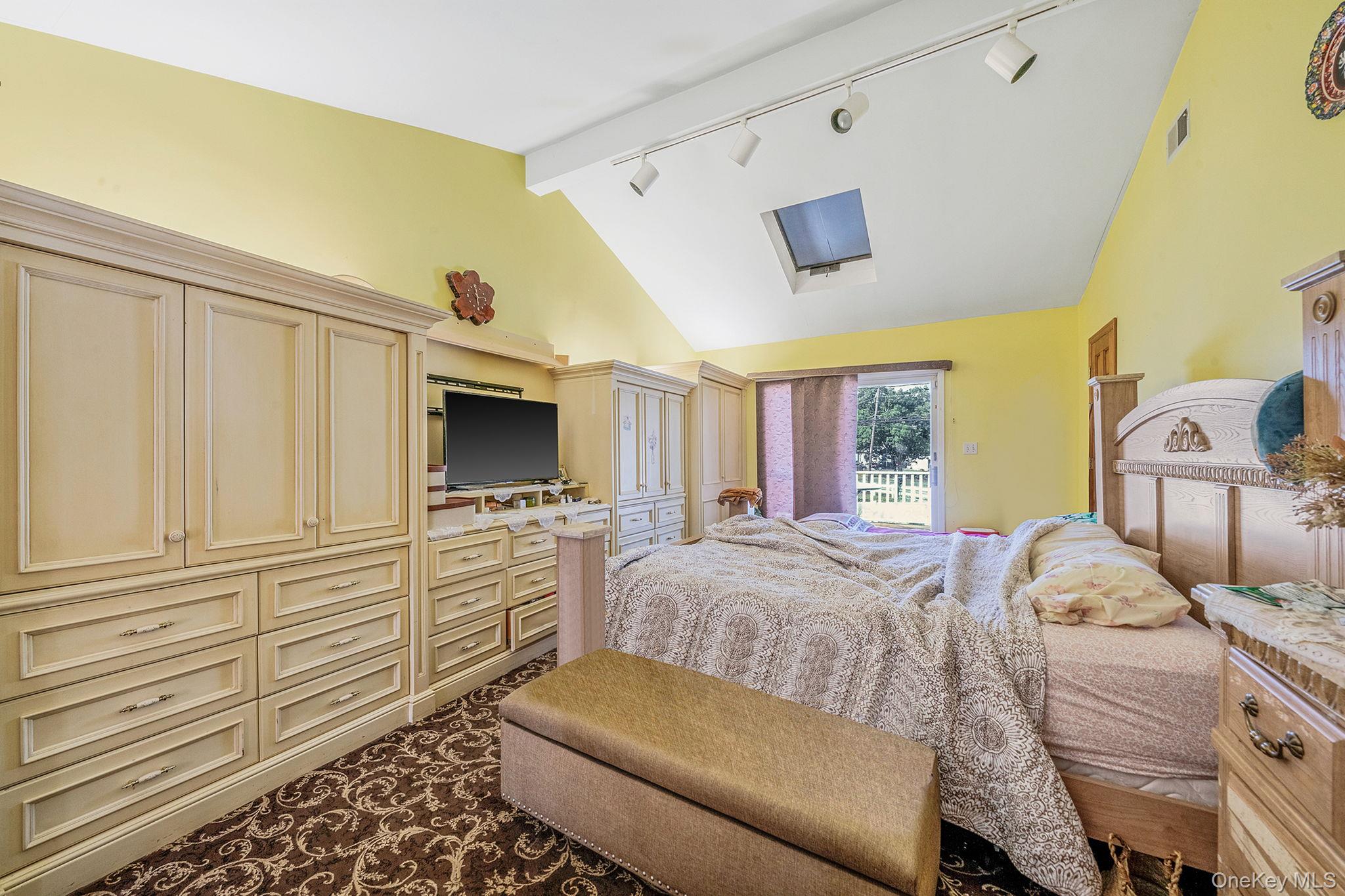 1 Winthrop Street, Islip, NY 11751