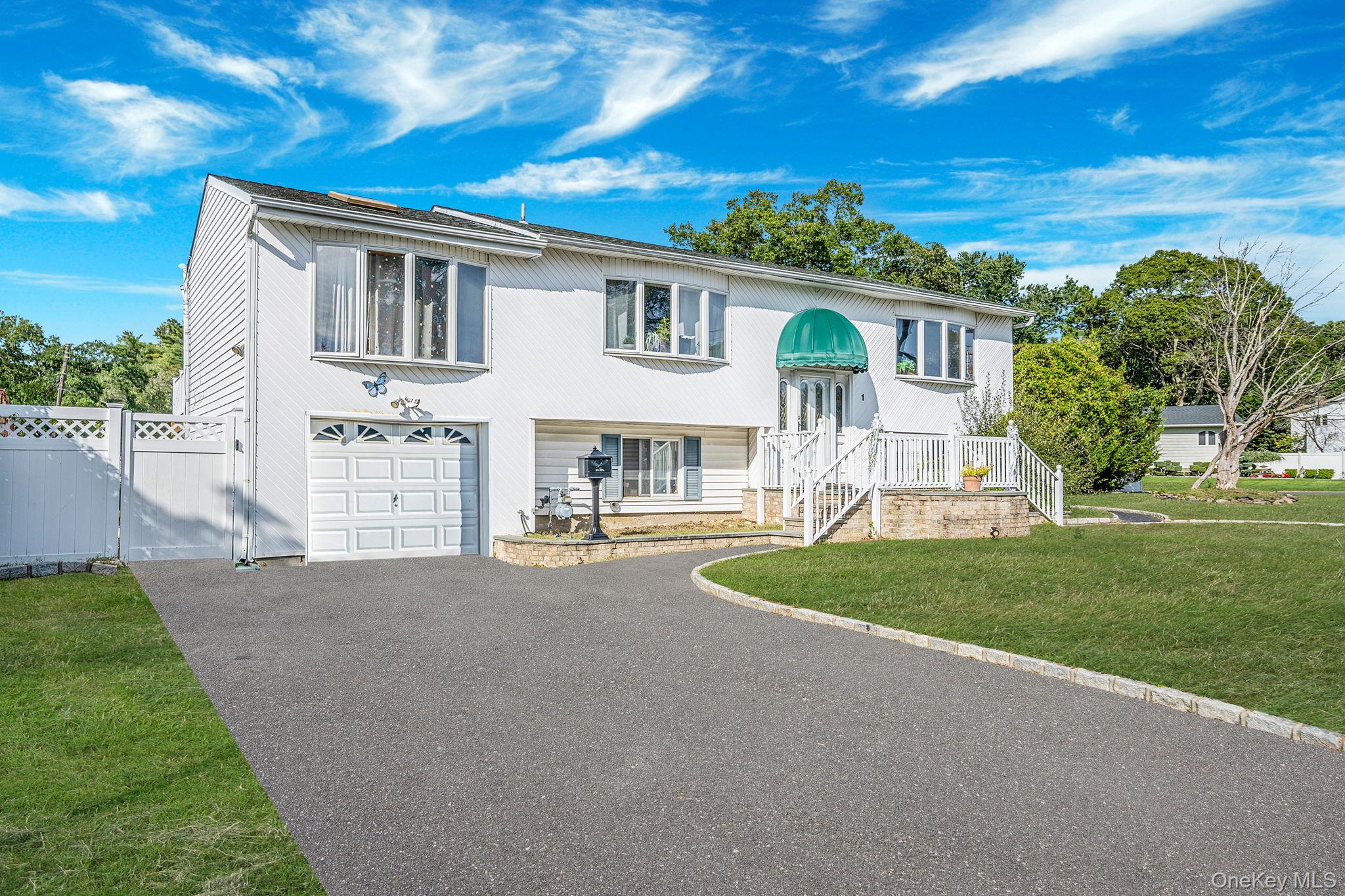 1 Winthrop Street, Islip, NY 11751