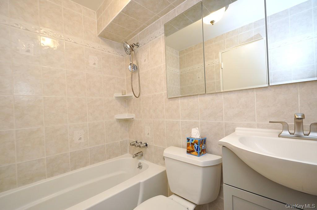 128 Colonial Parkway # 3J, Yonkers, NY 10710