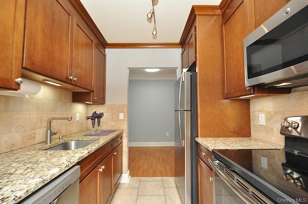 128 Colonial Parkway # 3J, Yonkers, NY 10710