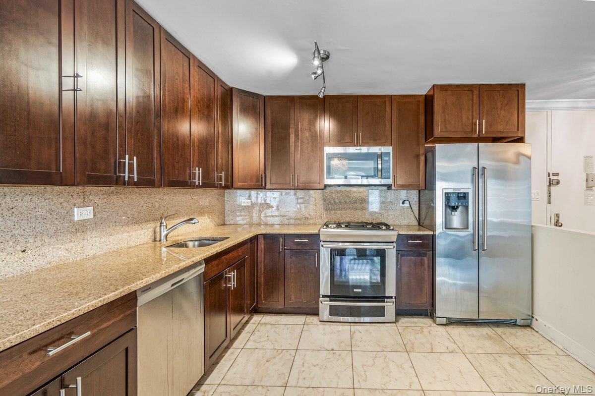 18-05 215 Street # 11K, Bayside, NY 11360