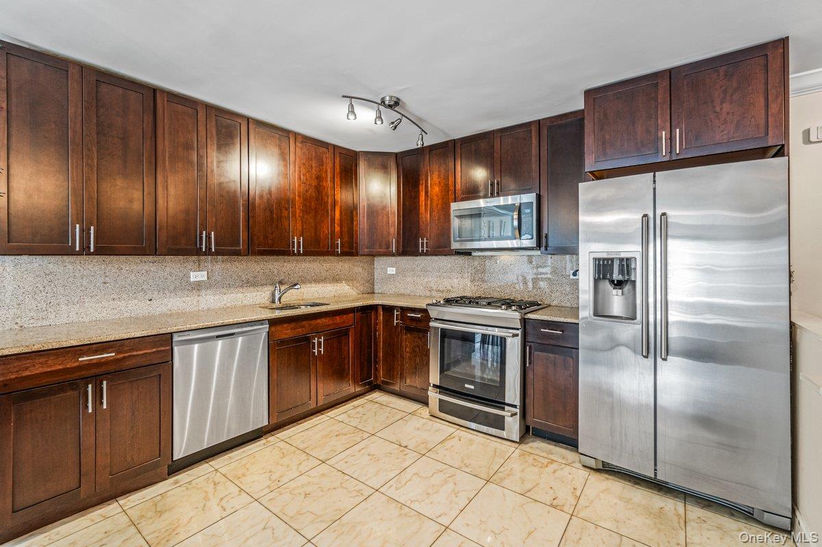 18-05 215 Street # 11K, Bayside, NY 11360