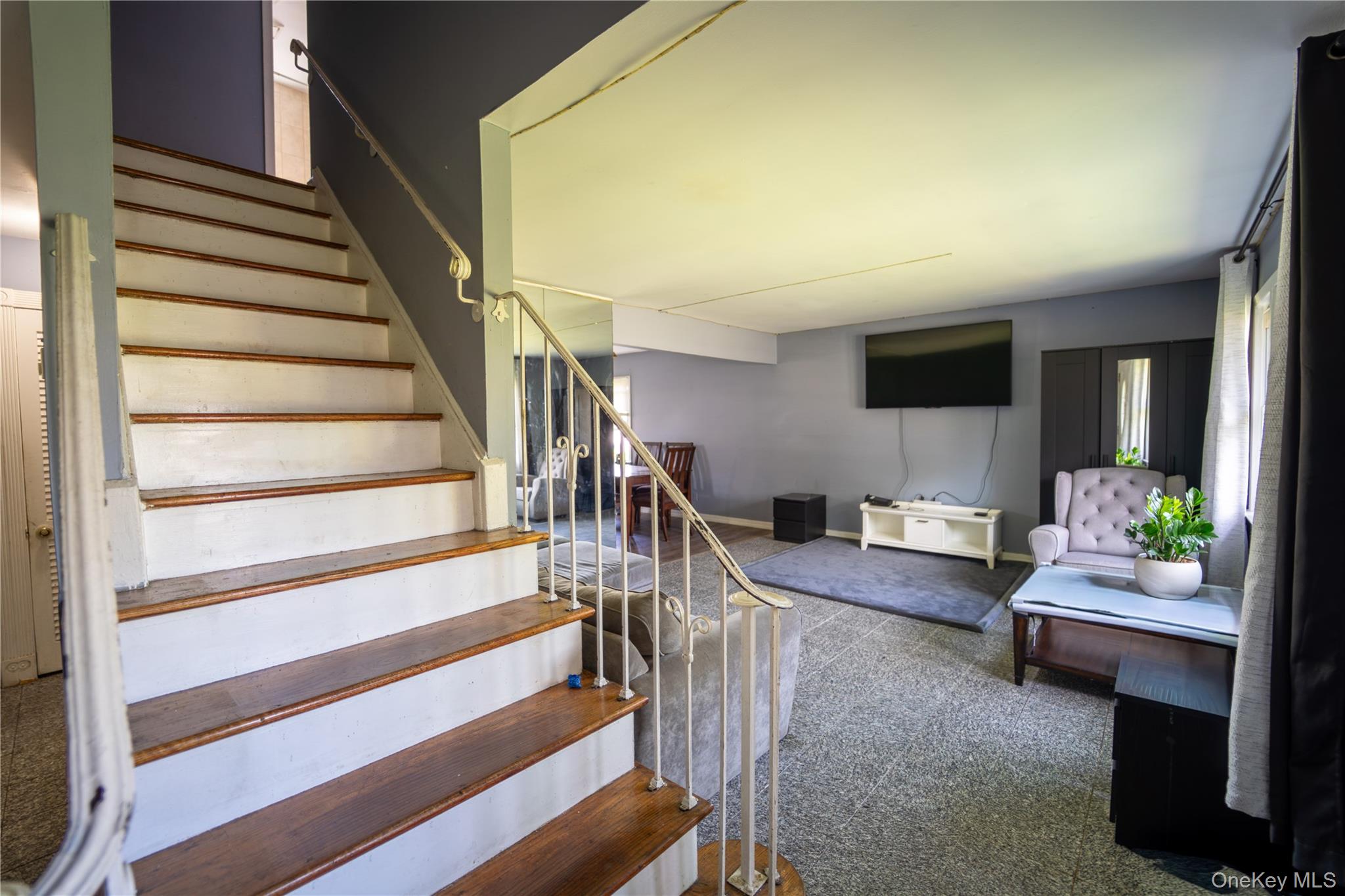 20 Hicksville Road, Westbury, NY 11590