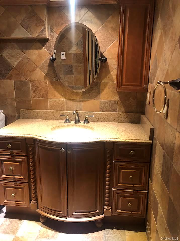 939 Manor Lane, Bay Shore, NY 11706