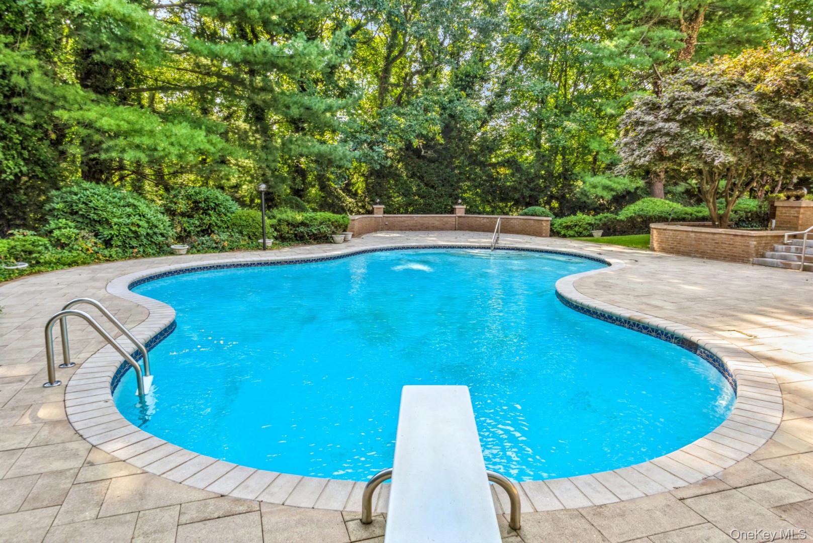 18 Durham Drive, Dix Hills, NY 11746