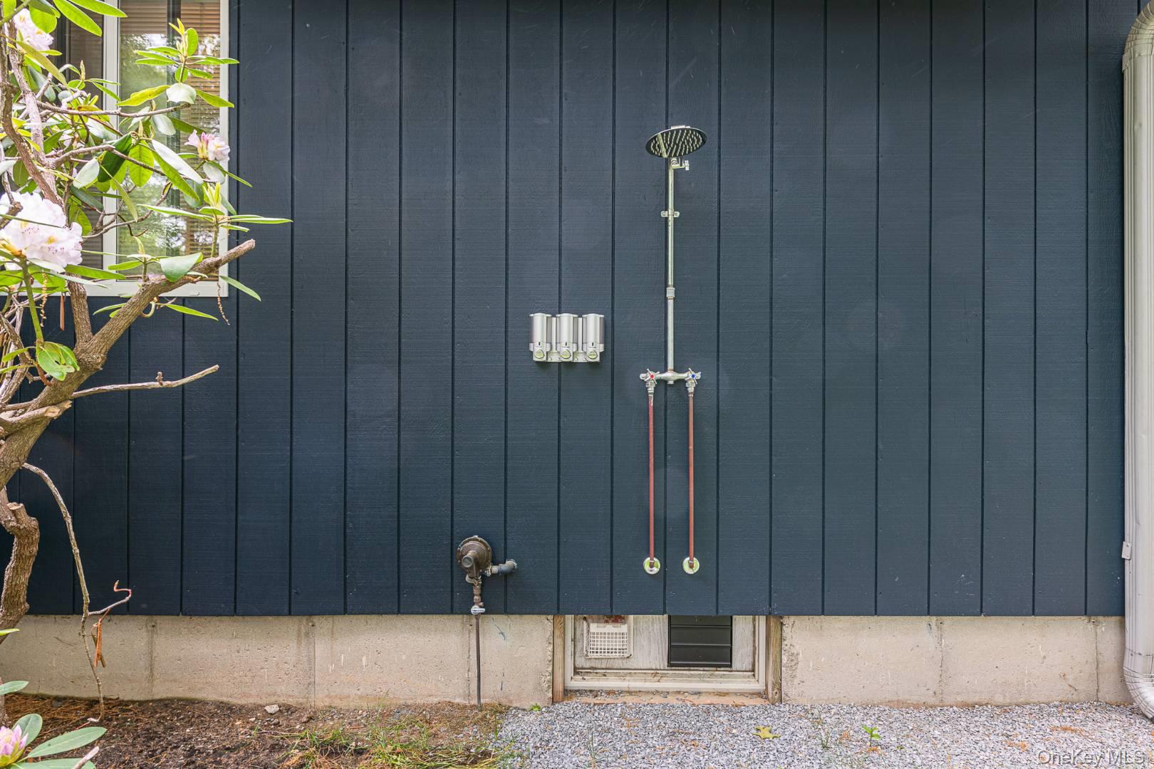 35 Montauk Boulevard, East Hampton, NY 11937