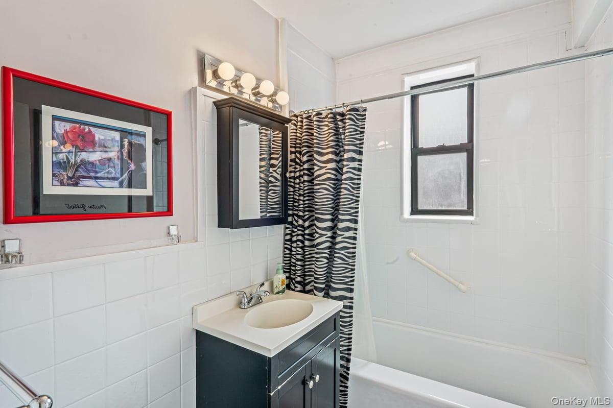 69-40 Yellowstone Boulevard # 608, Forest Hills, NY 11375