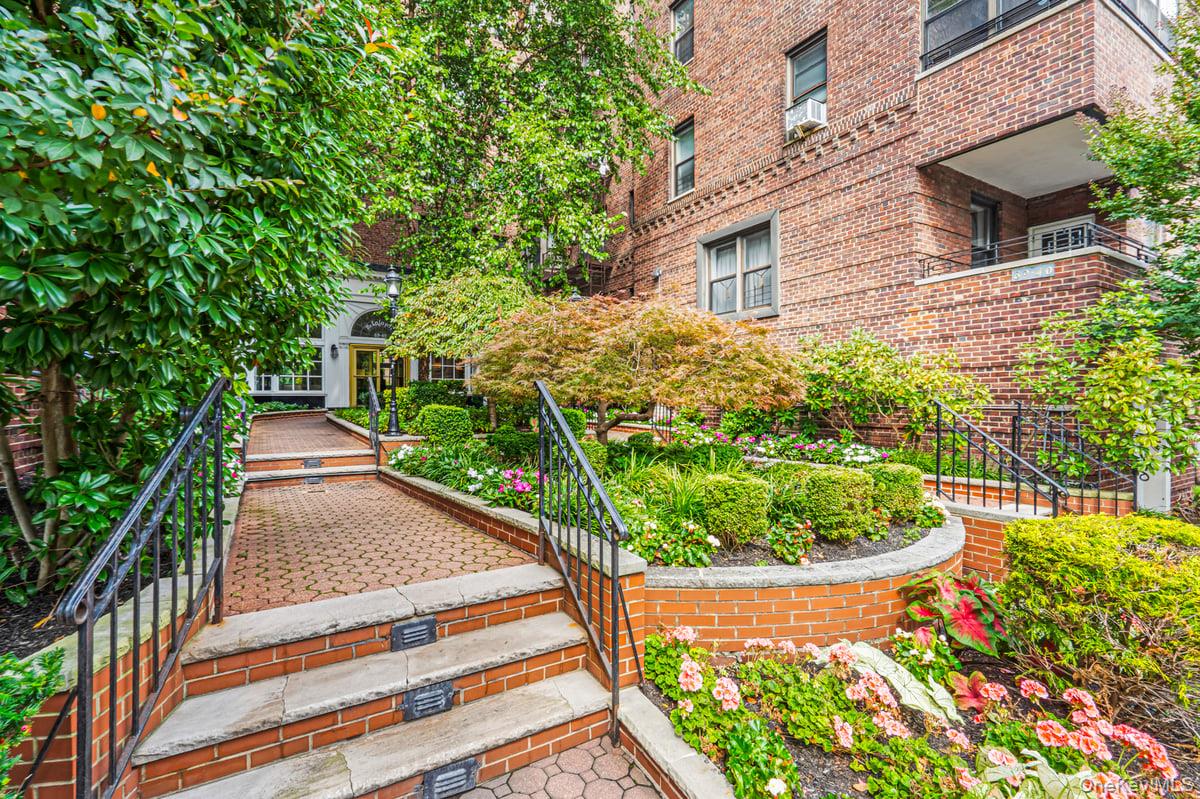 69-40 Yellowstone Boulevard # 608, Forest Hills, NY 11375
