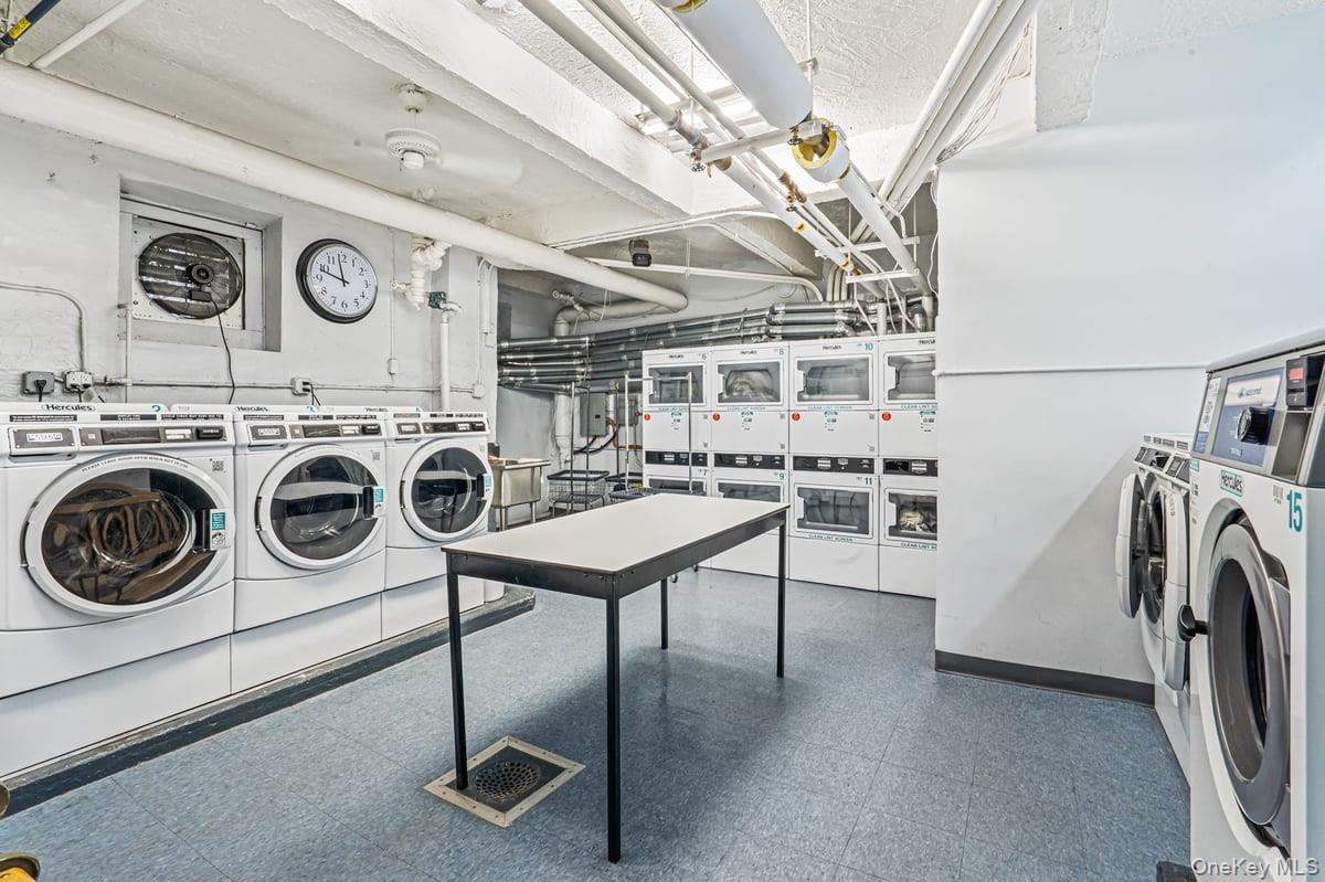 69-40 Yellowstone Boulevard # 608, Forest Hills, NY 11375