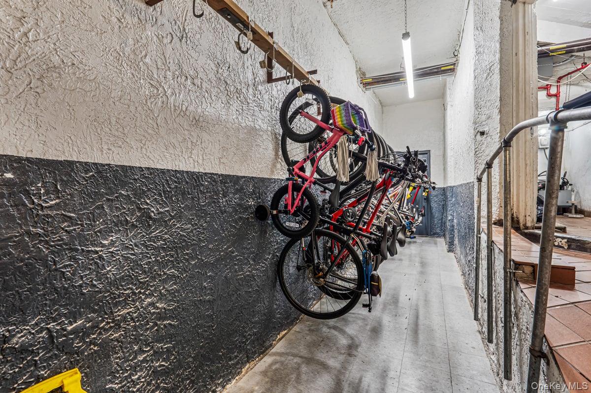 69-40 Yellowstone Boulevard # 608, Forest Hills, NY 11375