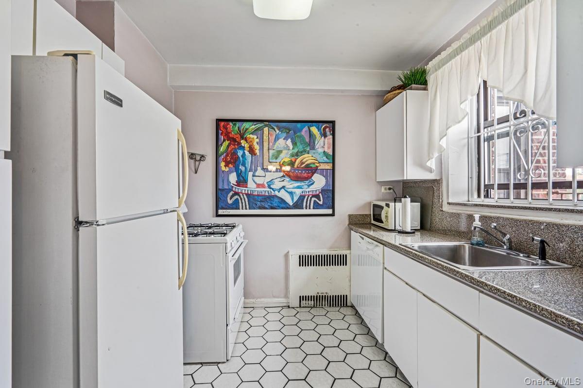 69-40 Yellowstone Boulevard # 608, Forest Hills, NY 11375