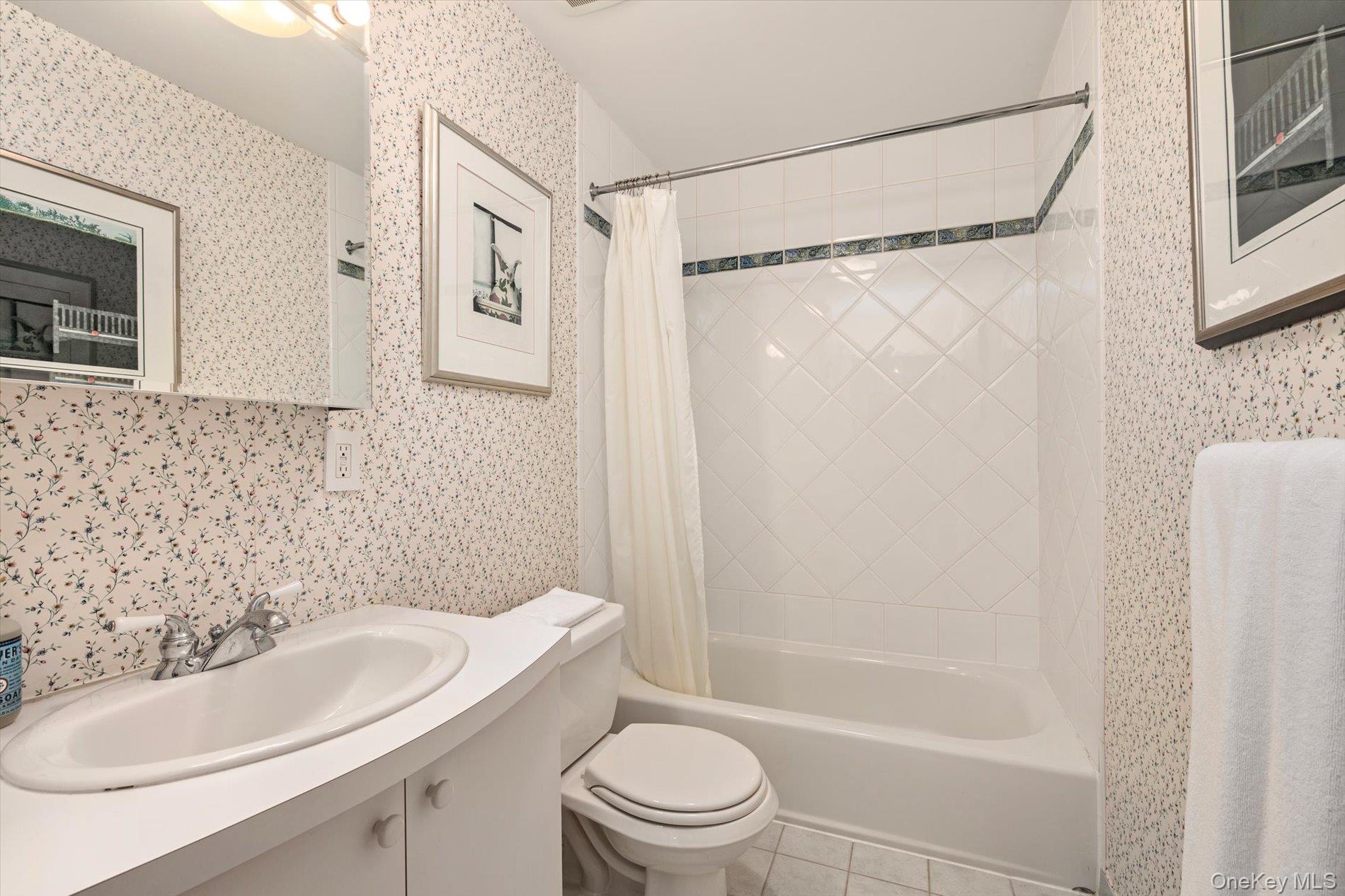 16 Polo Field Lane, Great Neck, NY 11020