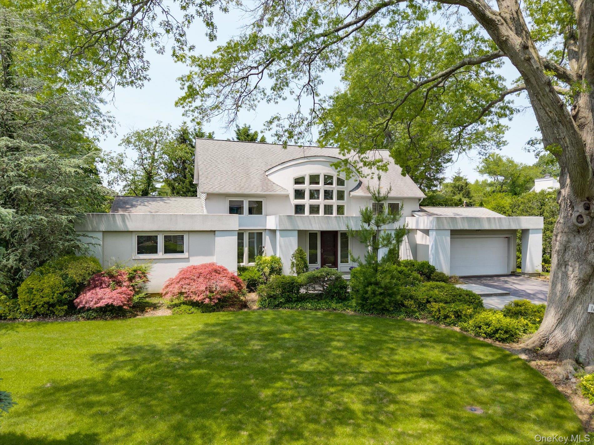 16 Polo Field Lane, Great Neck, NY 11020