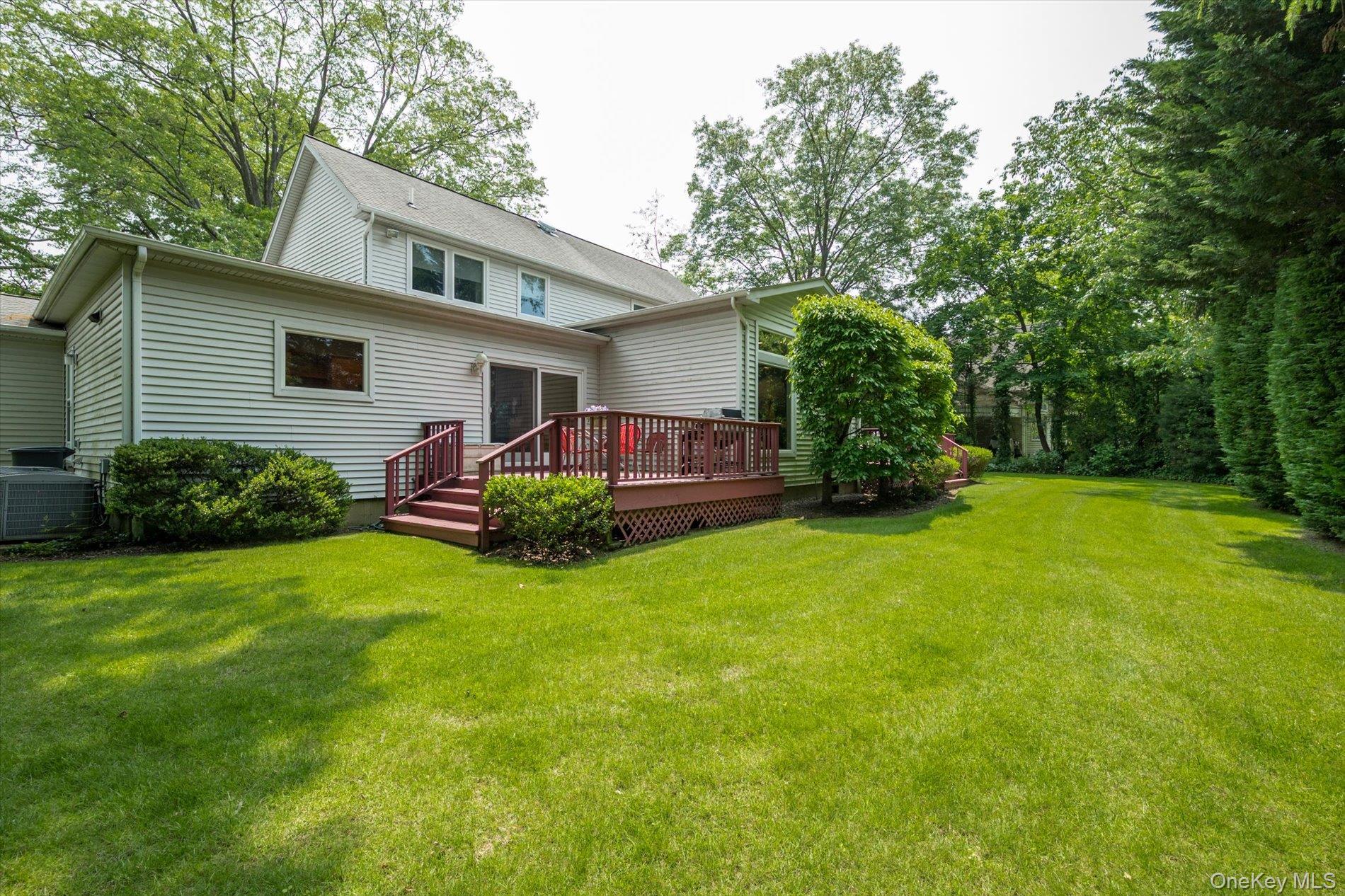 16 Polo Field Lane, Great Neck, NY 11020