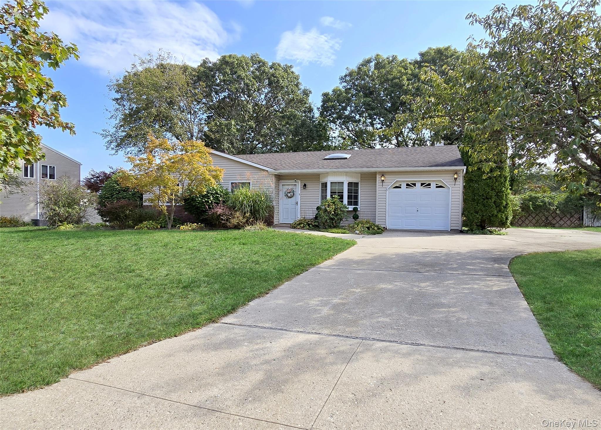 8 Gary Place, Selden, NY 11784