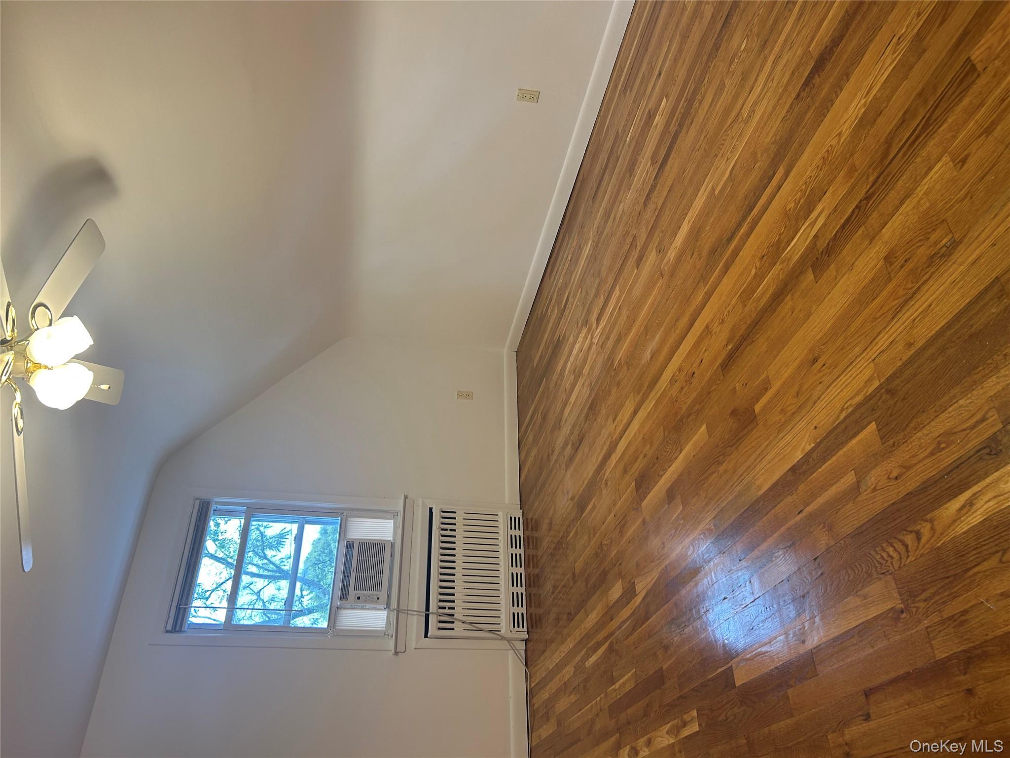 90 Reade Avenue, Lindenhurst, NY 11757