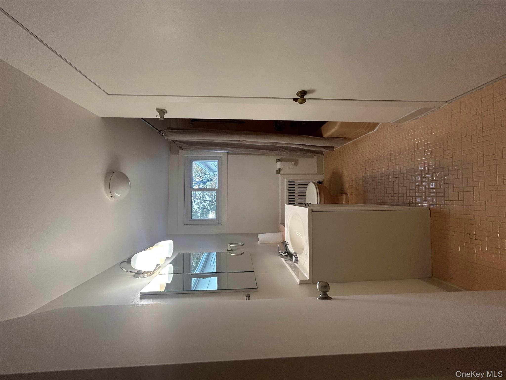 90 Reade Avenue, Lindenhurst, NY 11757