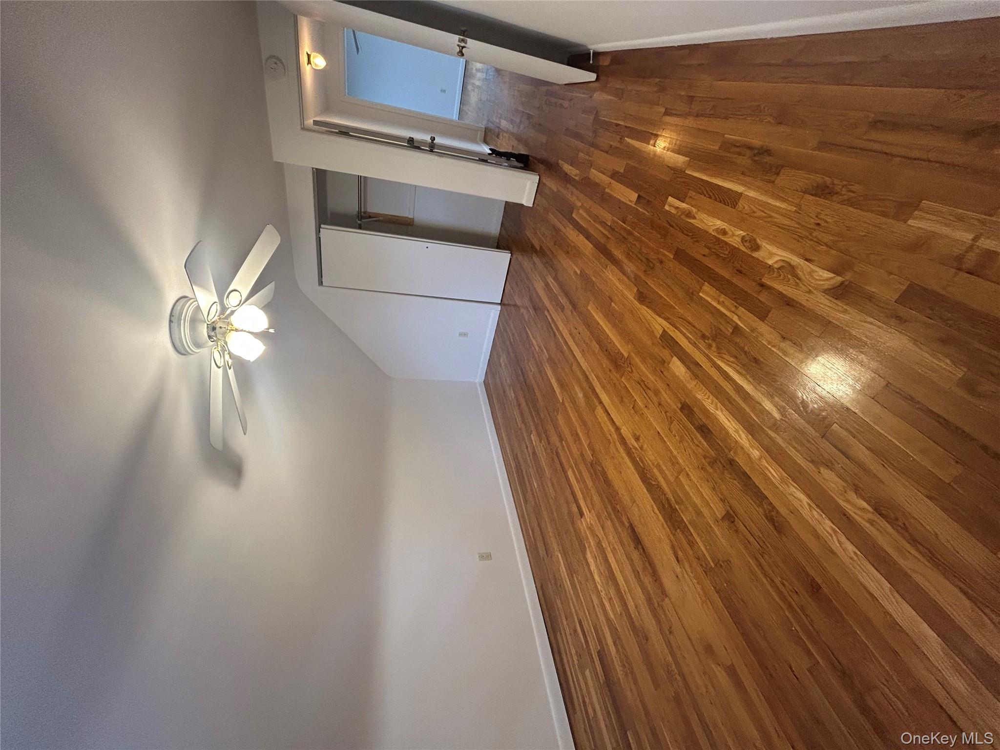 90 Reade Avenue, Lindenhurst, NY 11757