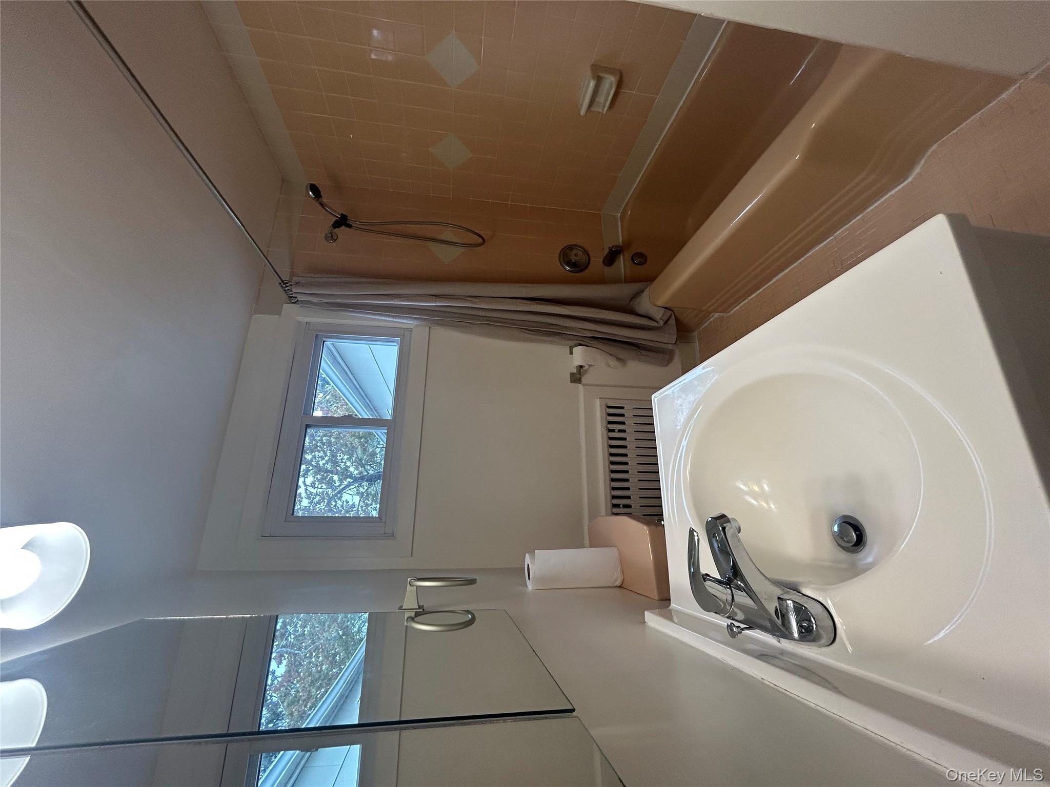 90 Reade Avenue, Lindenhurst, NY 11757