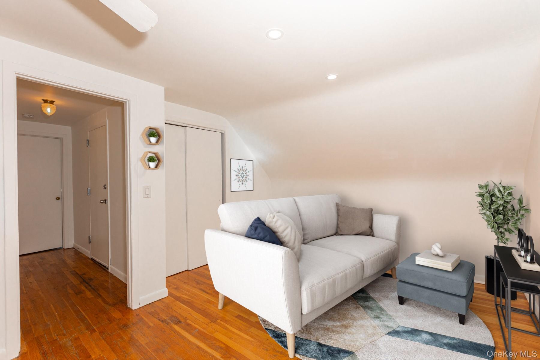 90 Reade Avenue, Lindenhurst, NY 11757