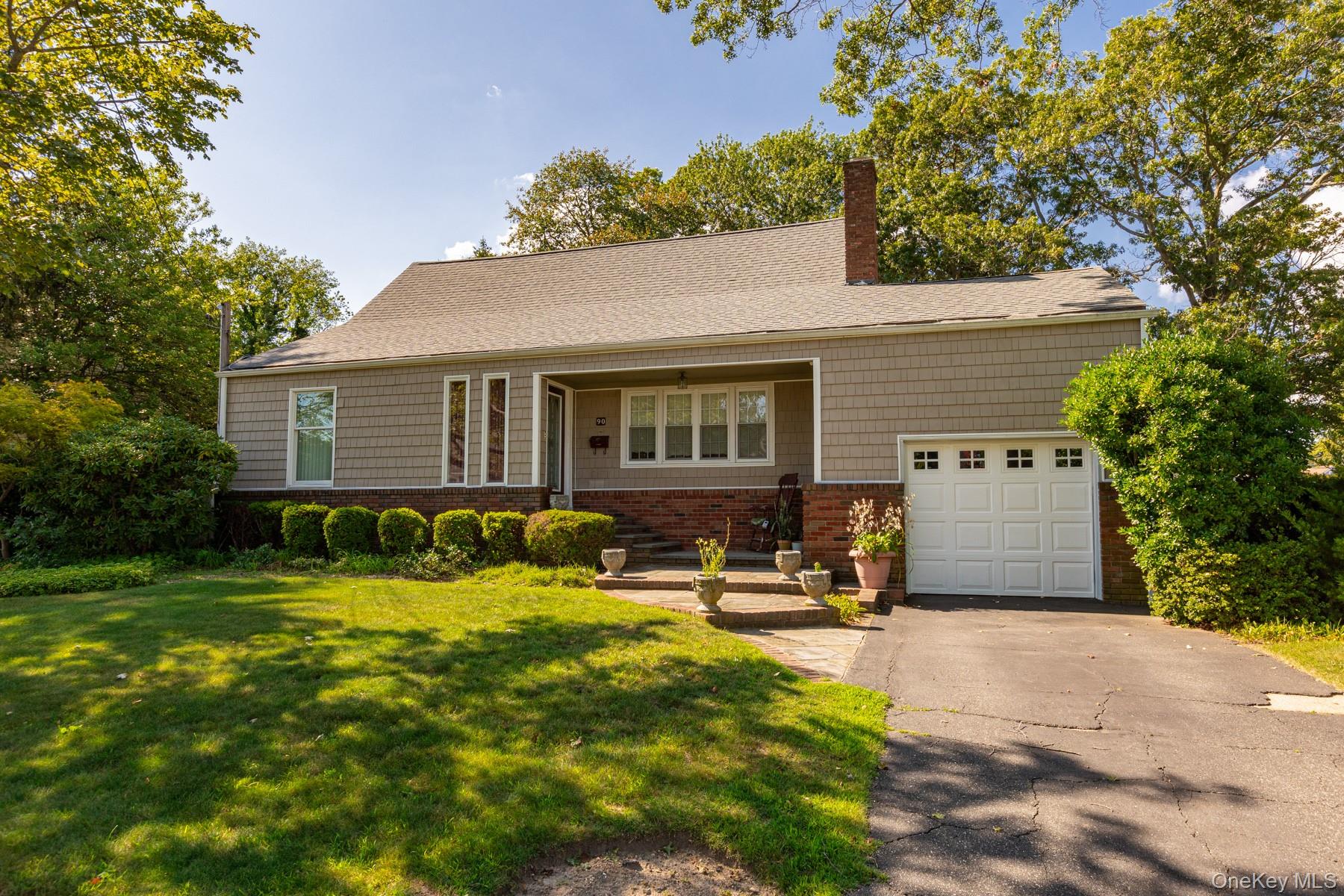 90 Reade Avenue, Lindenhurst, NY 11757