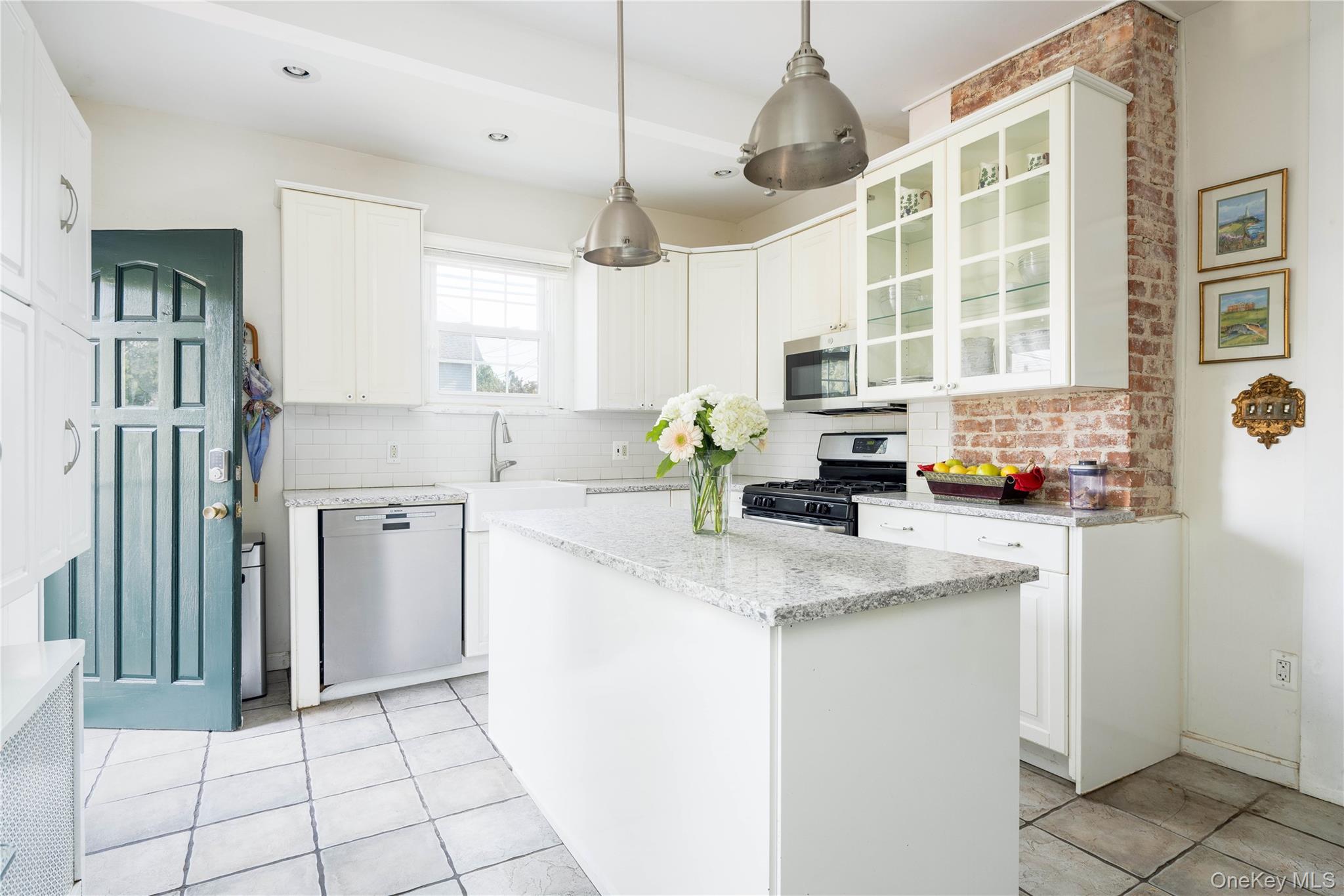 15 Bayside Avenue, Oyster Bay, NY 11771