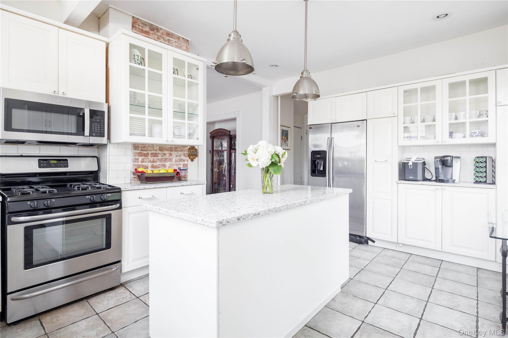 15 Bayside Avenue, Oyster Bay, NY 11771