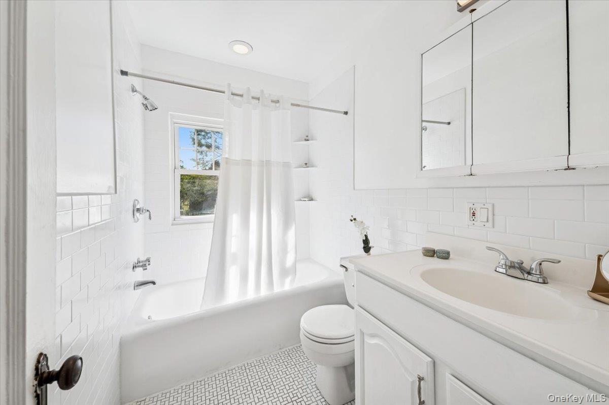 10 Oakland Avenue, Yonkers, NY 10710