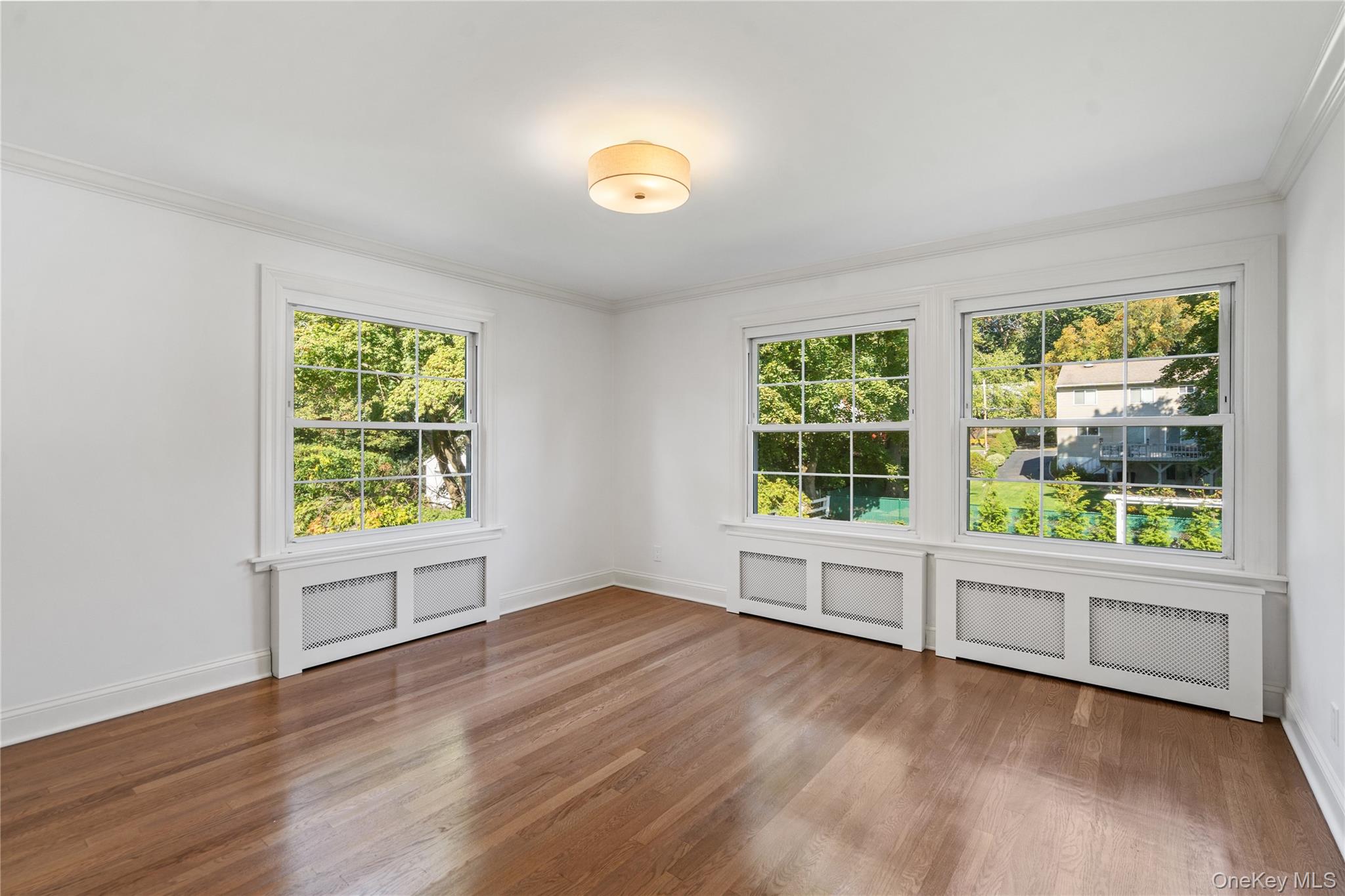 99 Warner Avenue, Roslyn Heights, NY 11577