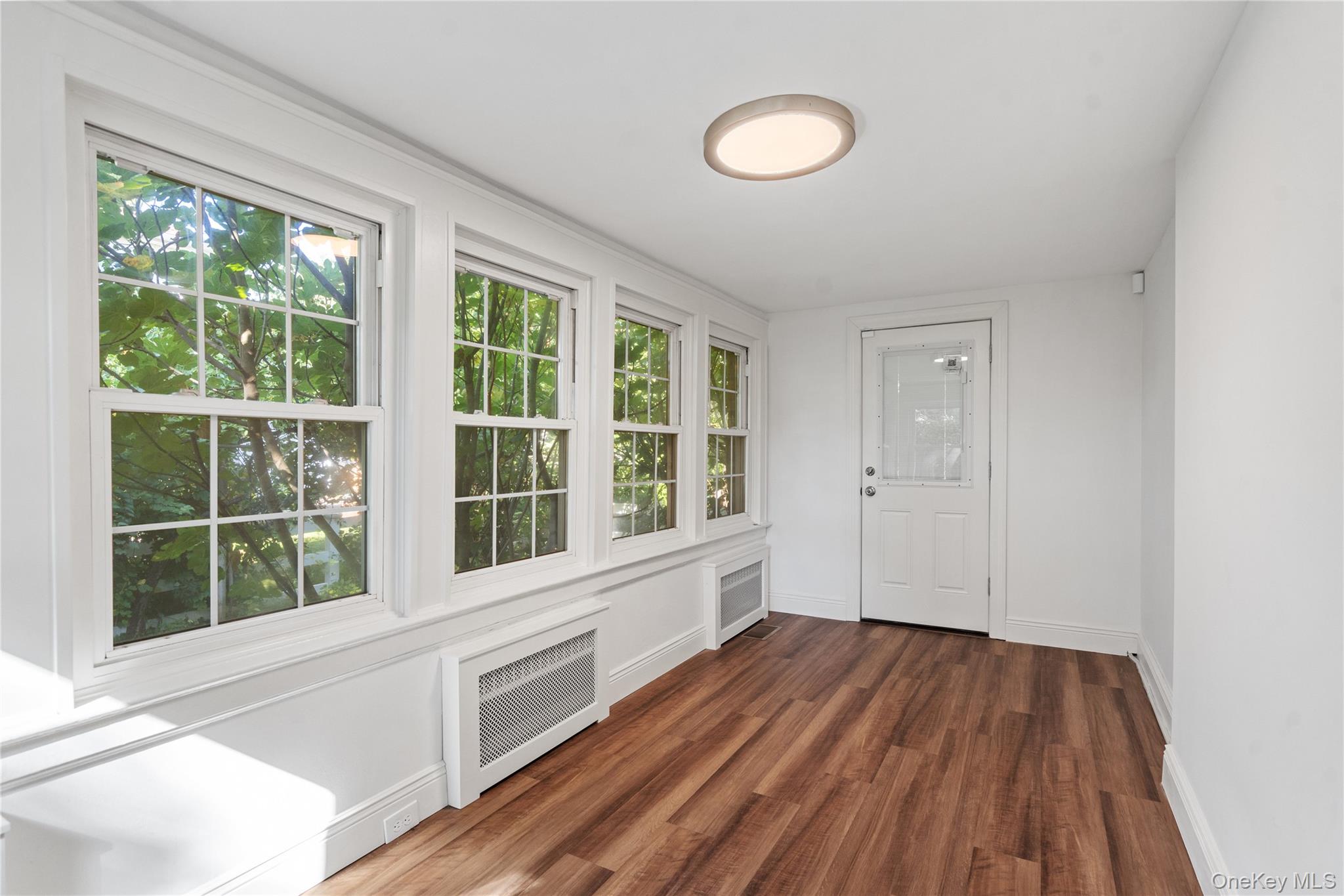 99 Warner Avenue, Roslyn Heights, NY 11577