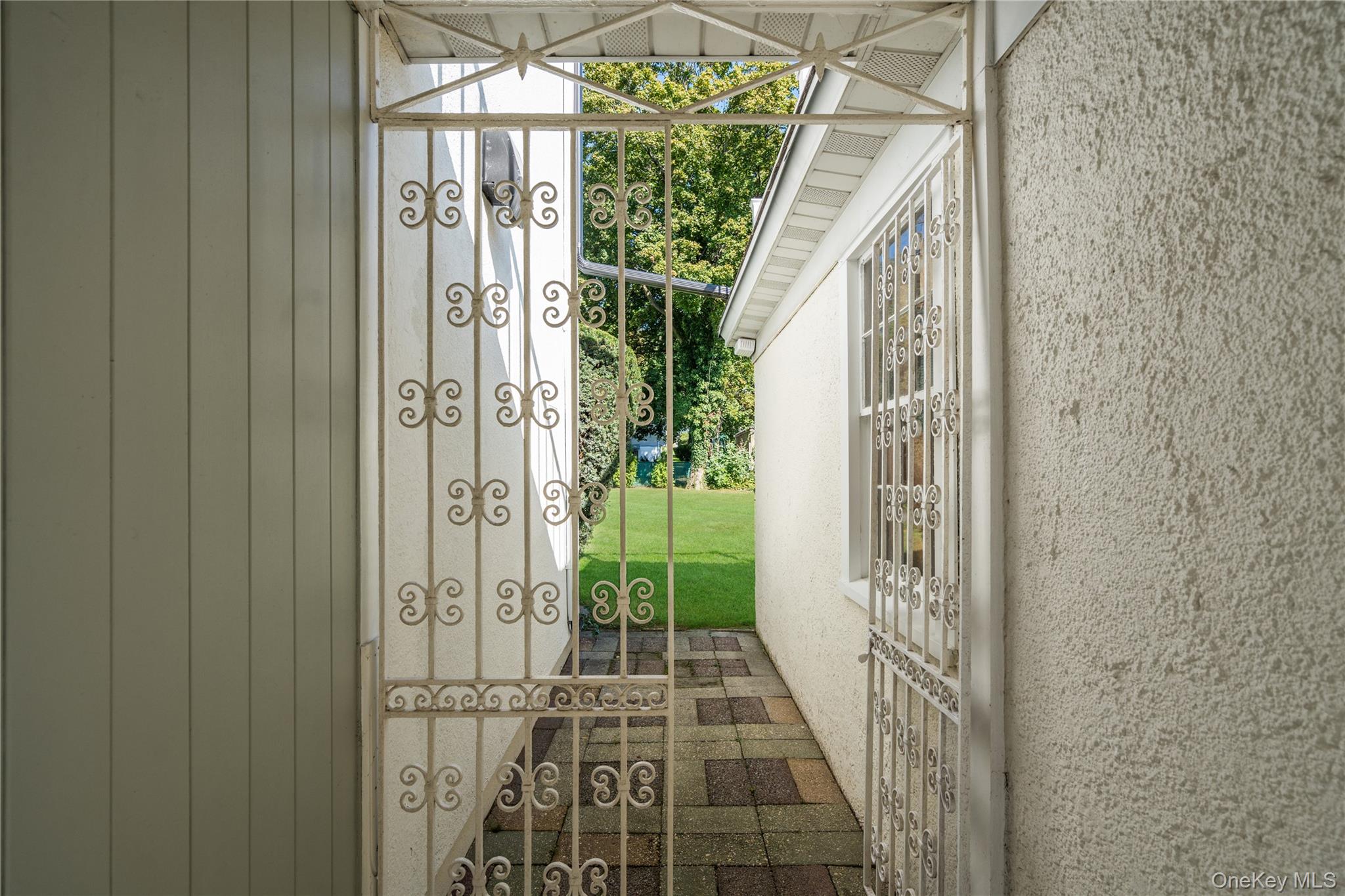 99 Warner Avenue, Roslyn Heights, NY 11577