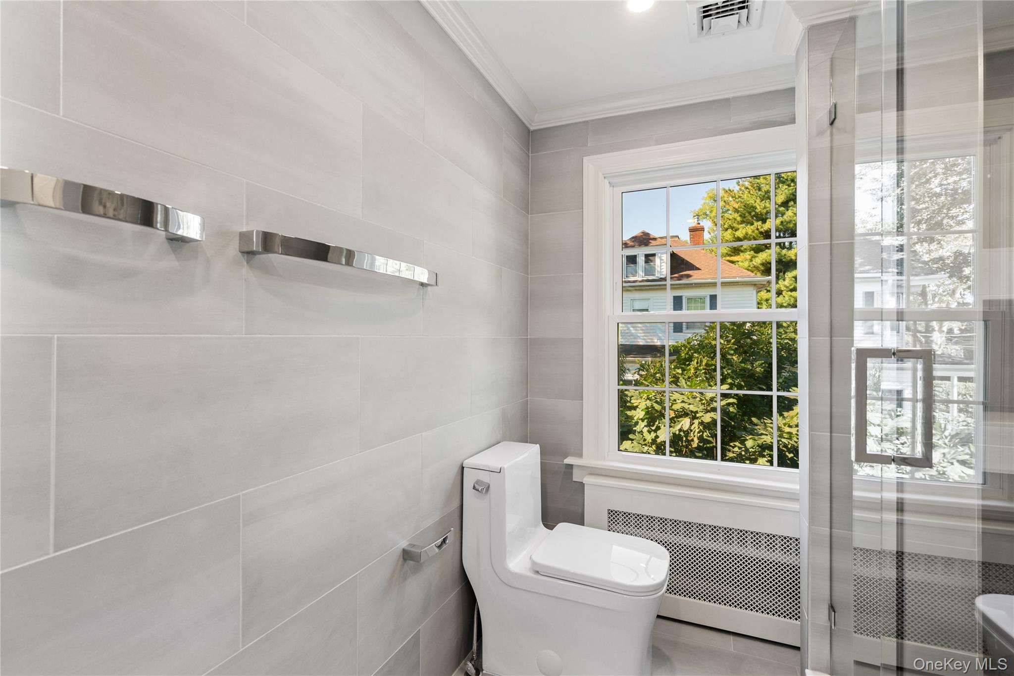 99 Warner Avenue, Roslyn Heights, NY 11577