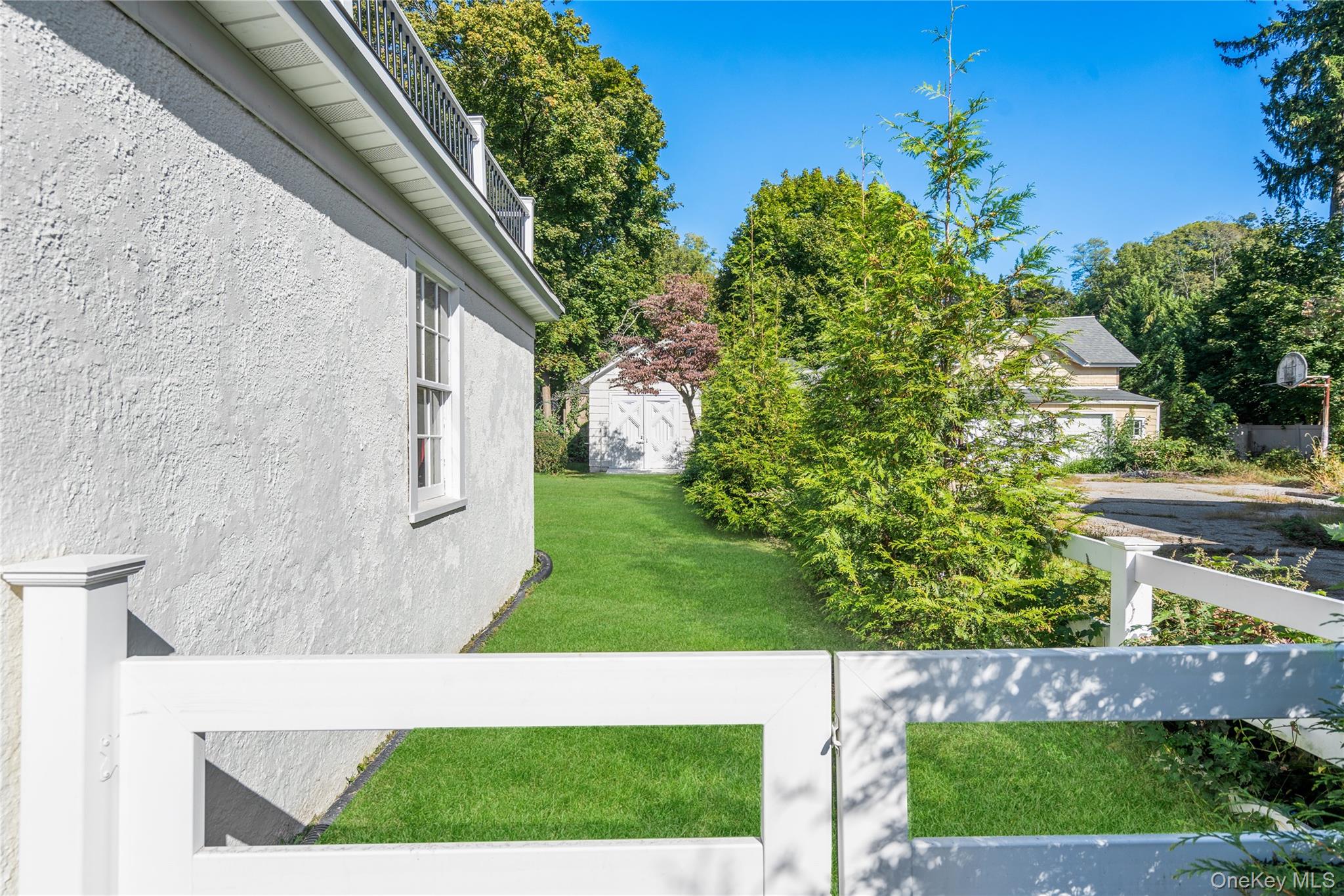 99 Warner Avenue, Roslyn Heights, NY 11577