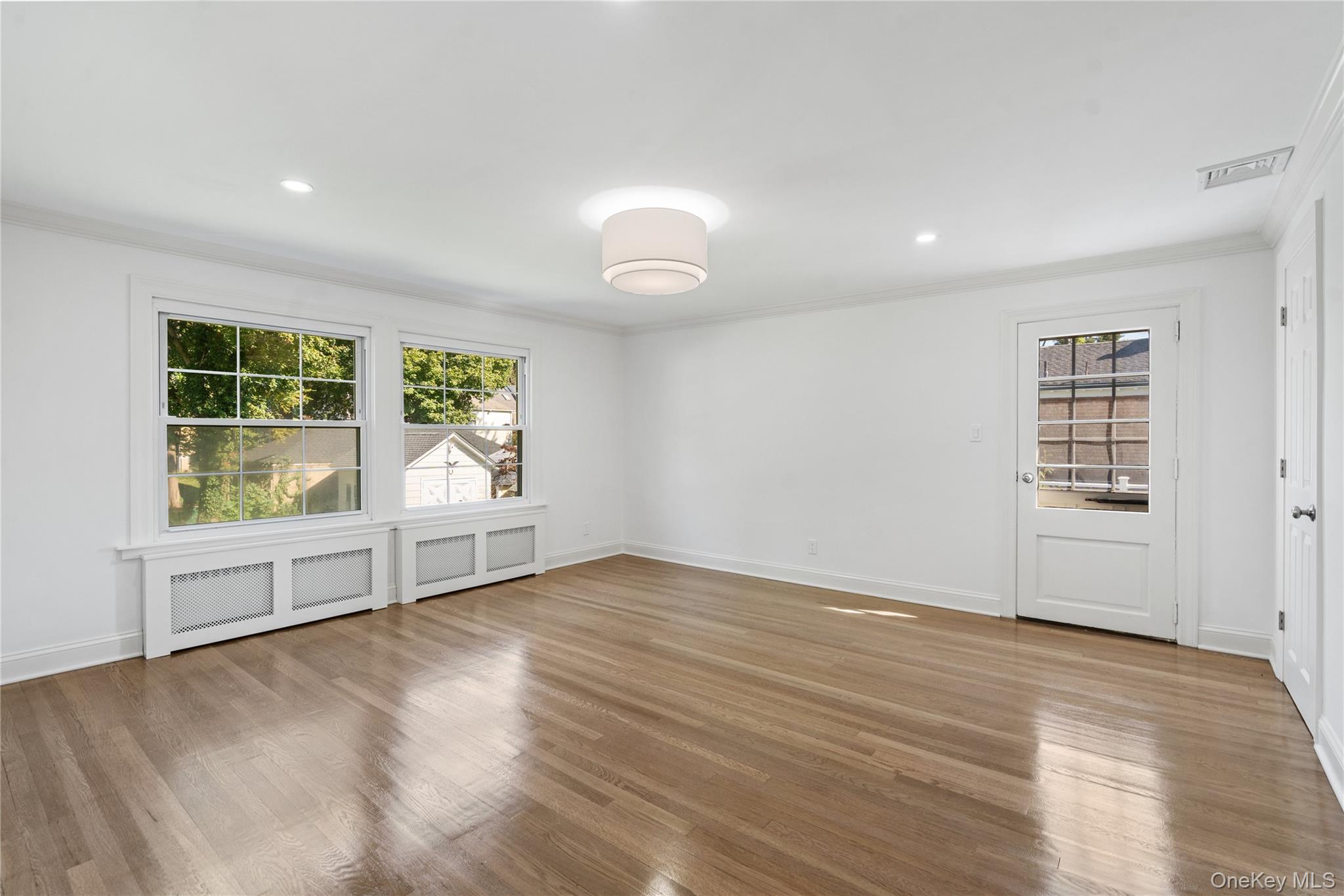 99 Warner Avenue, Roslyn Heights, NY 11577