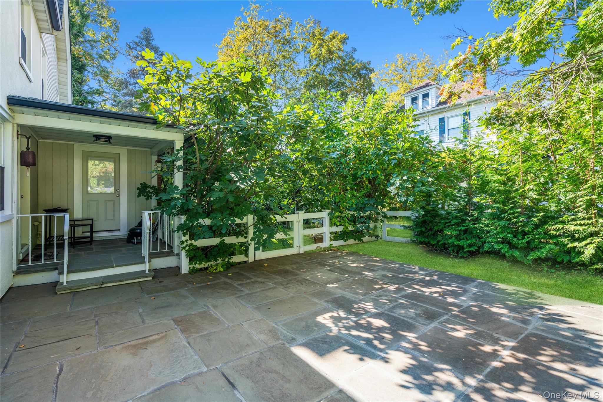 99 Warner Avenue, Roslyn Heights, NY 11577