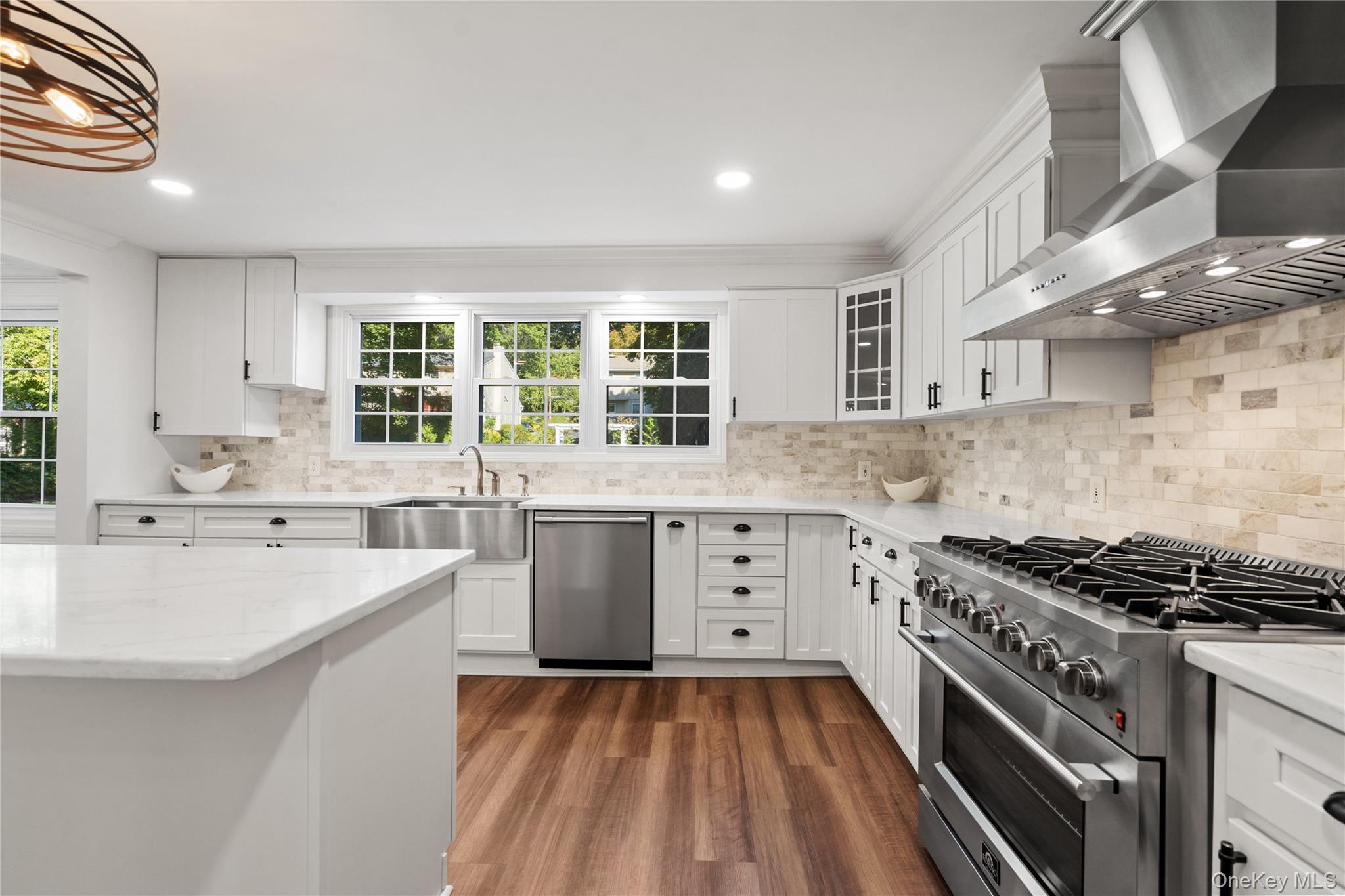 99 Warner Avenue, Roslyn Heights, NY 11577