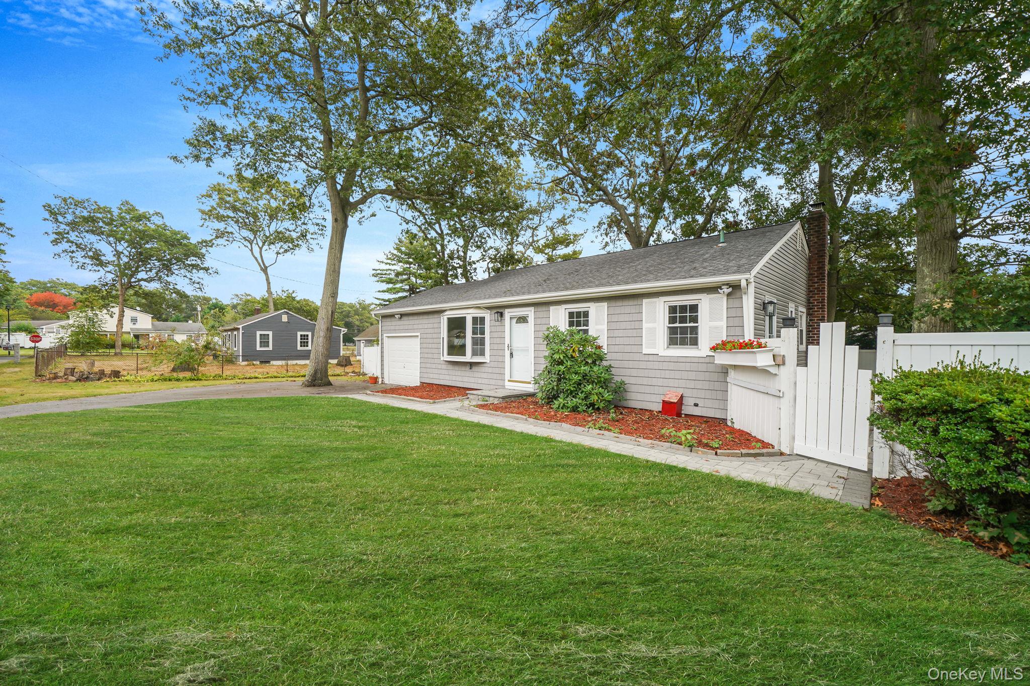 20 Arlington Terrace, Lake Grove, NY 11755