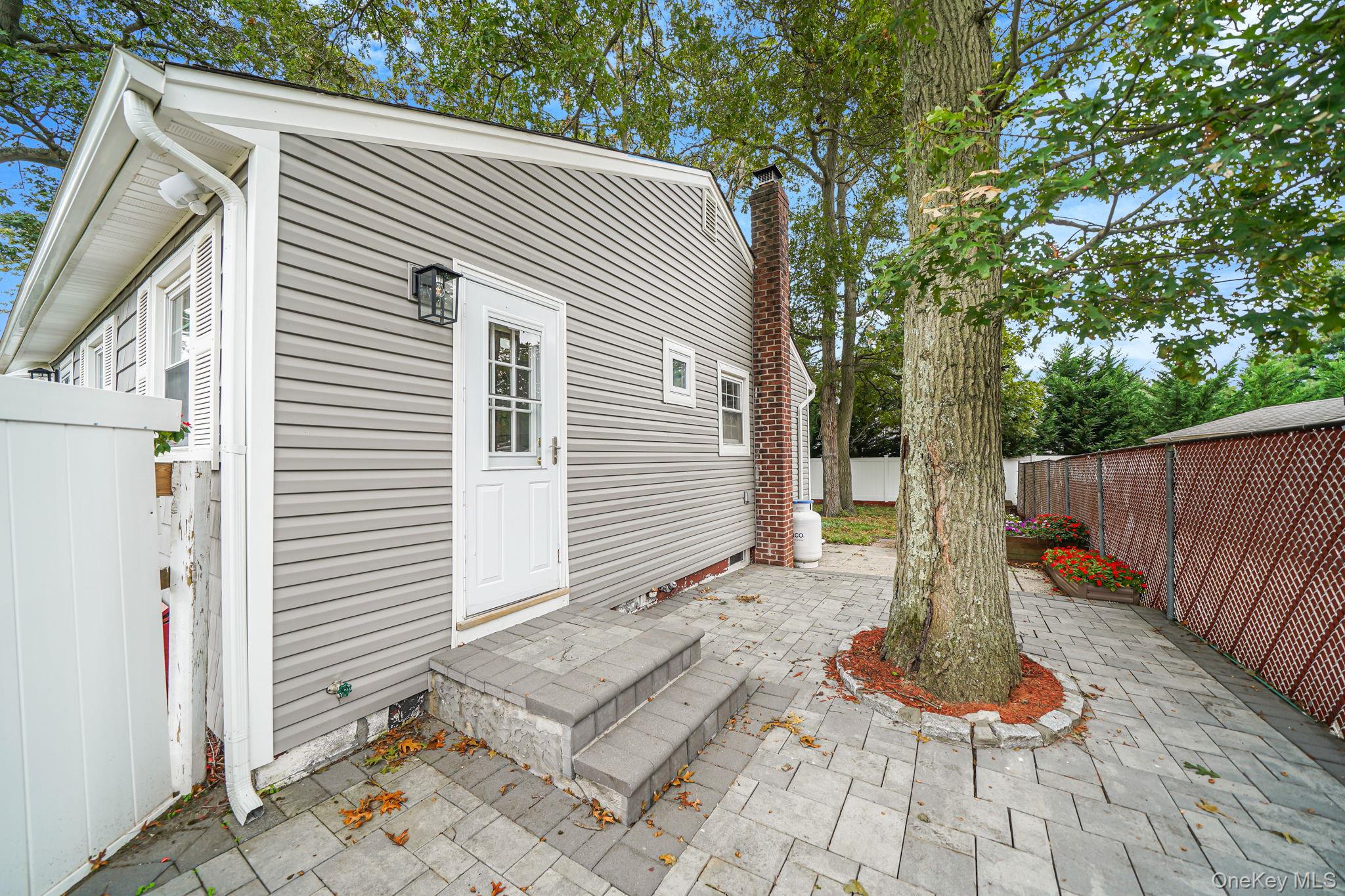 20 Arlington Terrace, Lake Grove, NY 11755