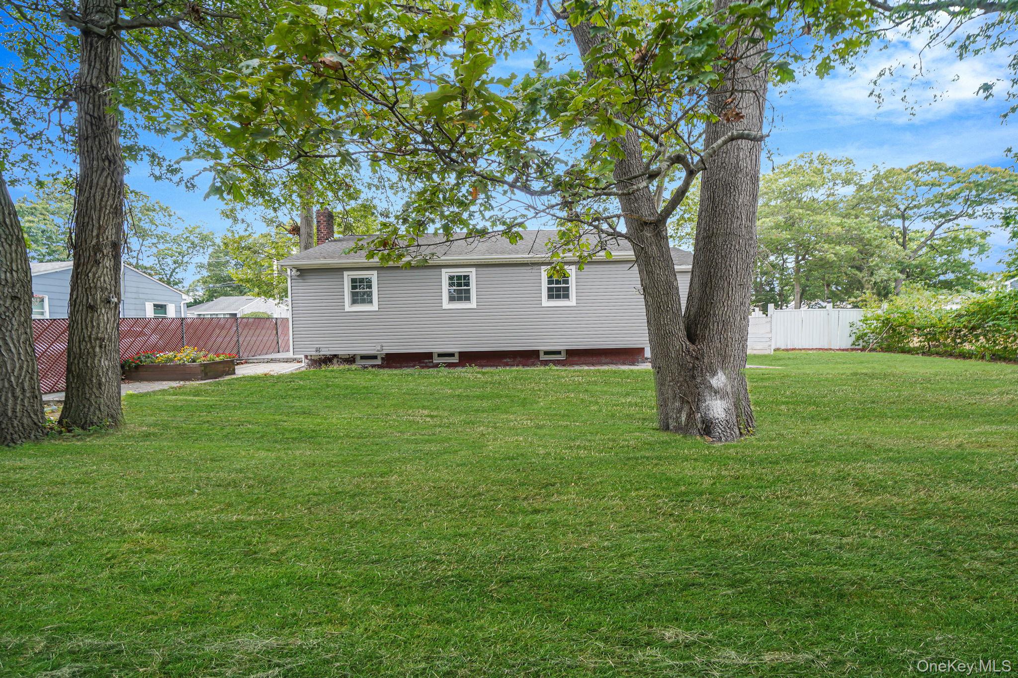 20 Arlington Terrace, Lake Grove, NY 11755