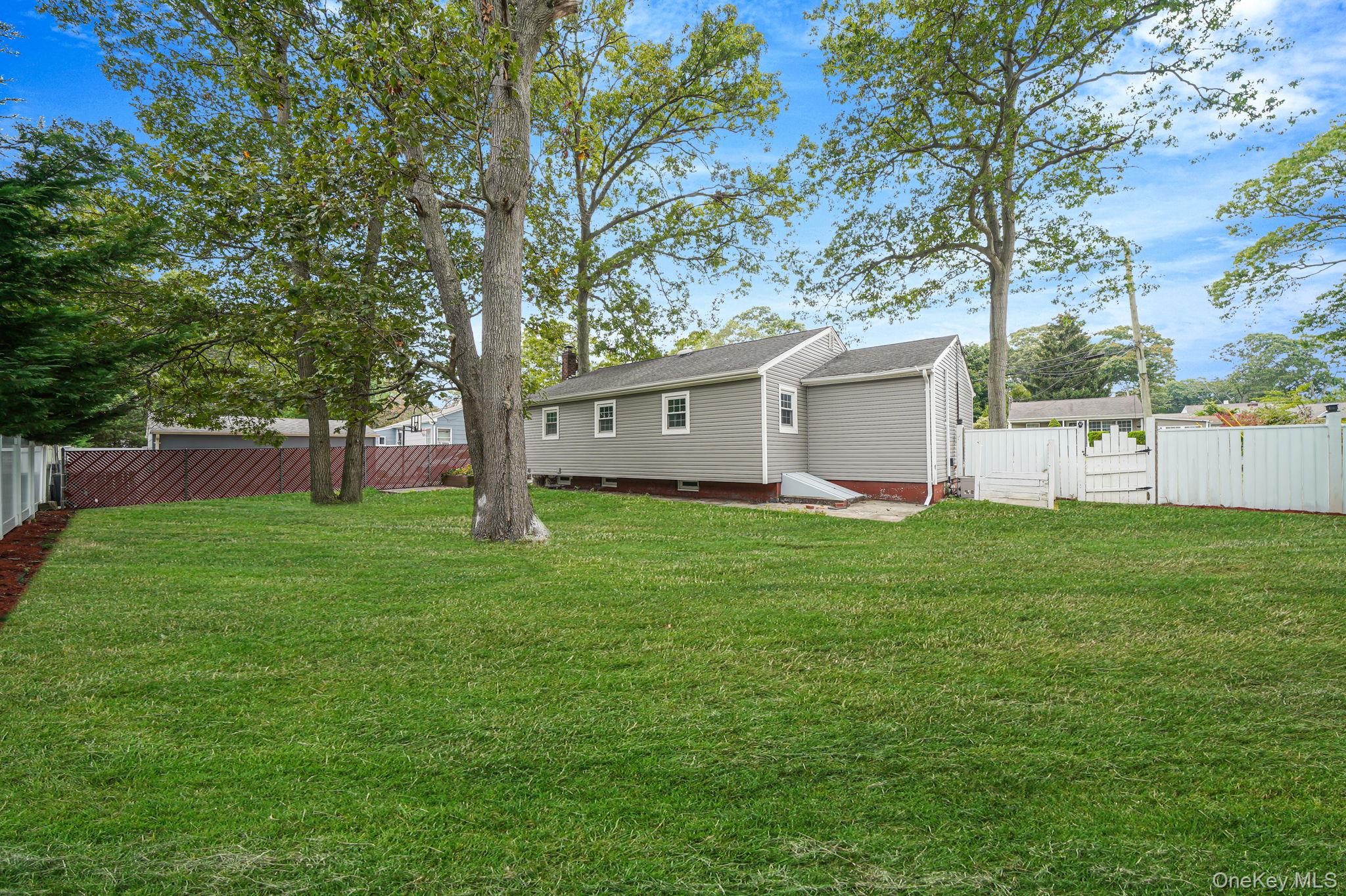 20 Arlington Terrace, Lake Grove, NY 11755