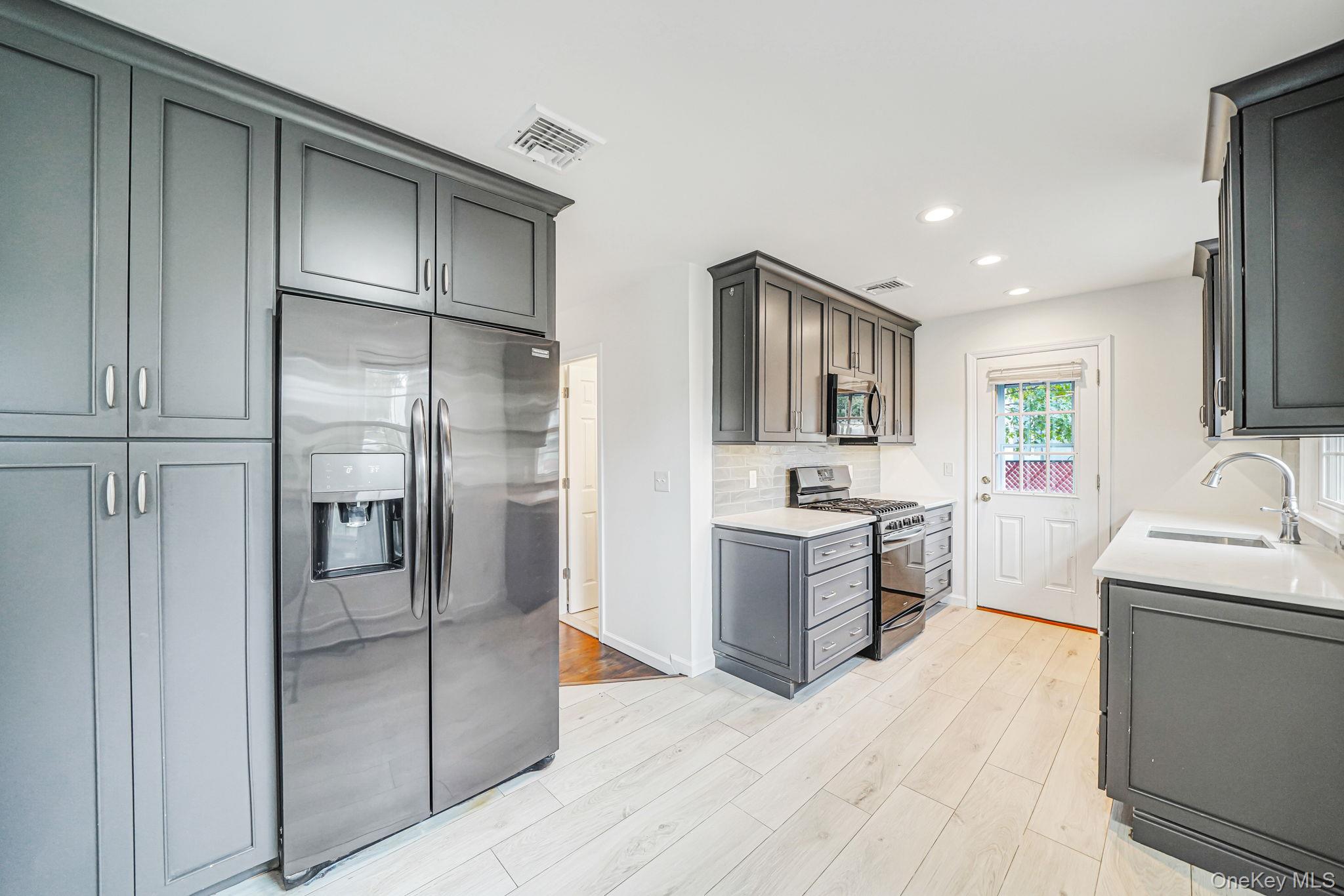 20 Arlington Terrace, Lake Grove, NY 11755