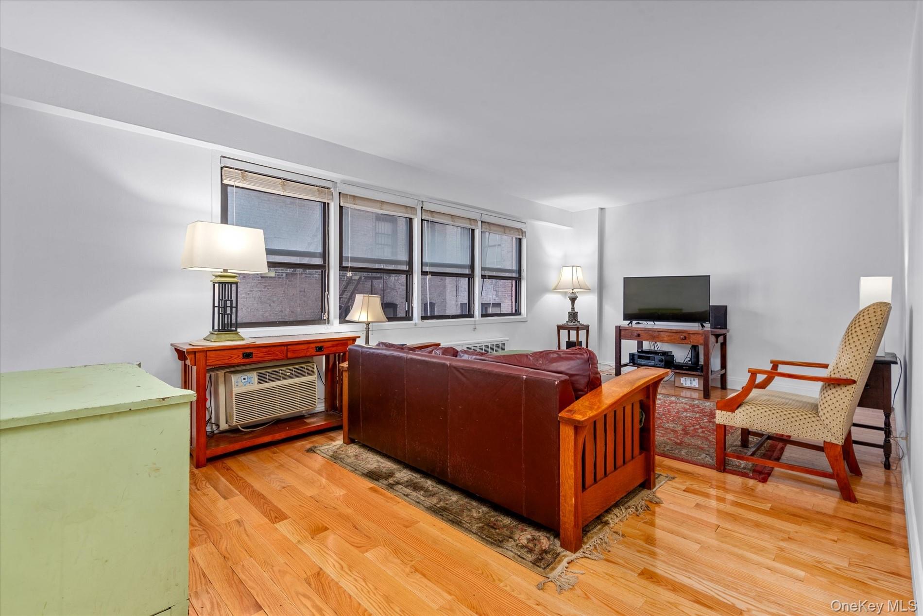 579 West 215 Street # 2F, New York (Manhattan), NY 10034