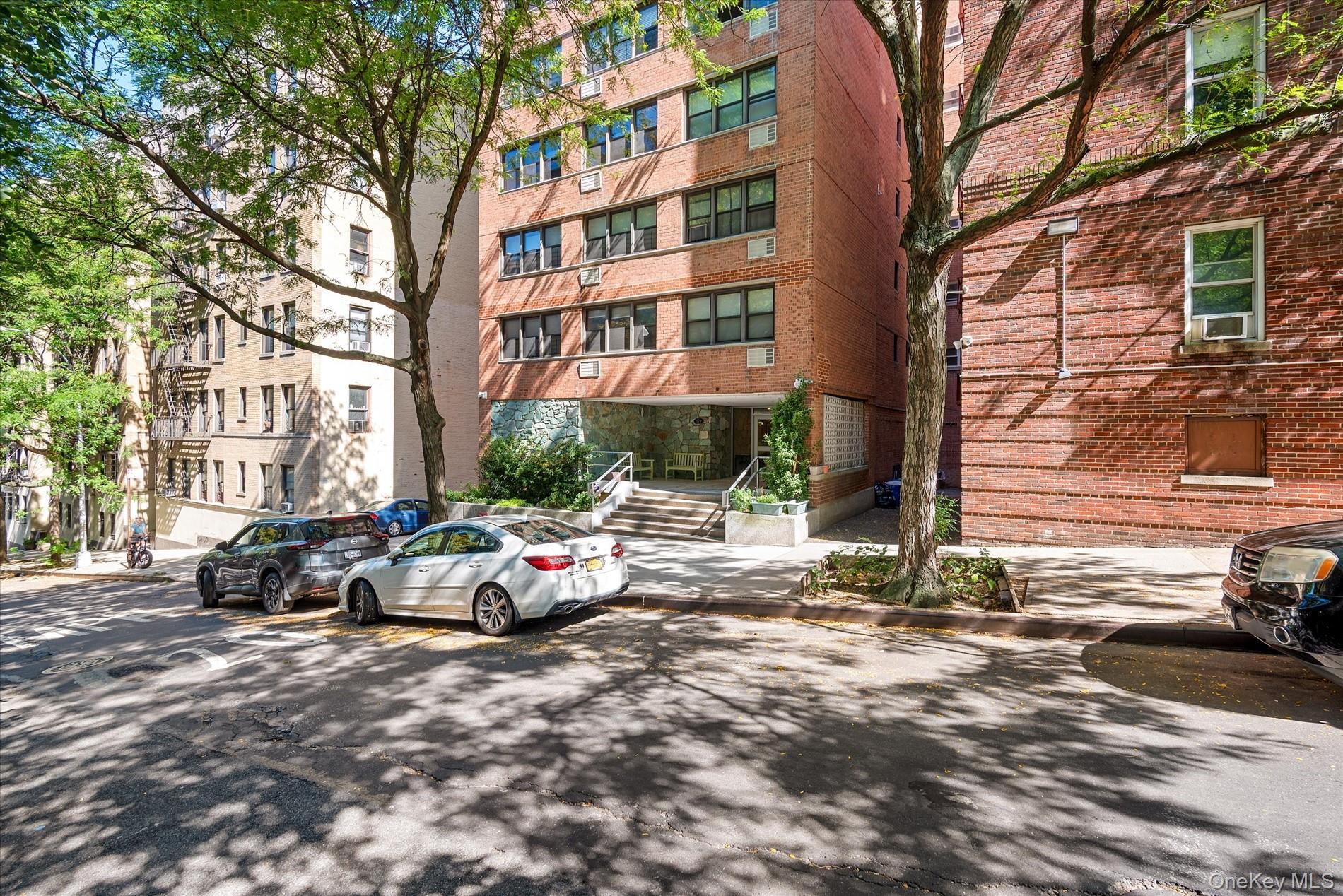 579 West 215 Street # 2F, New York (Manhattan), NY 10034