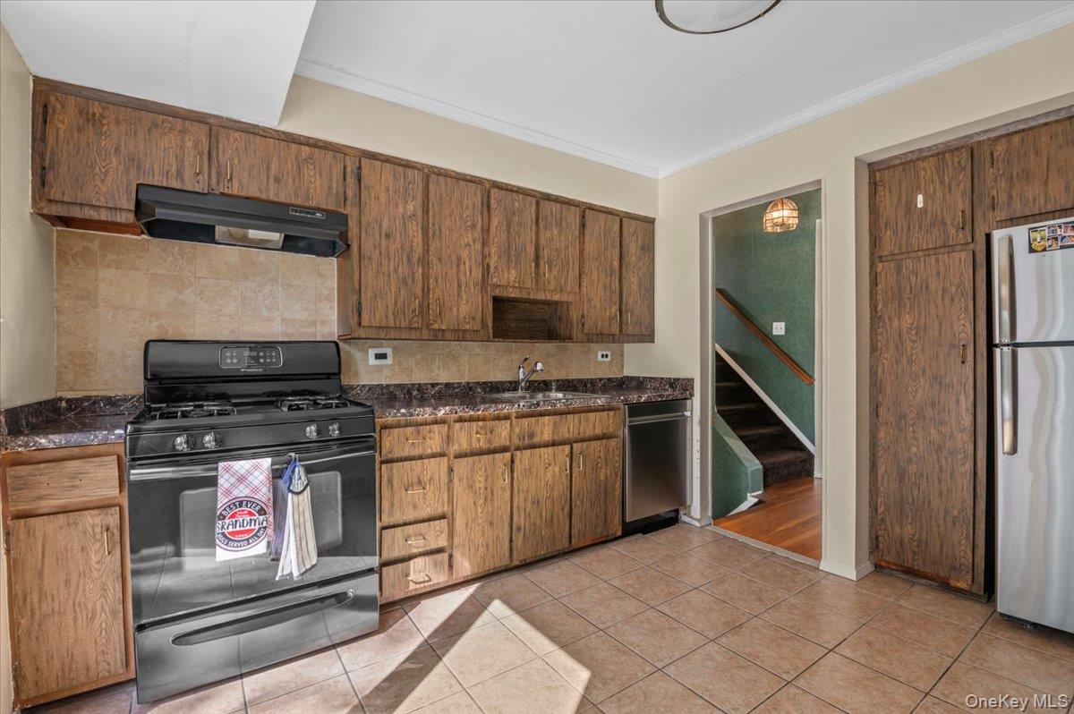 15 Alma Lane, Plainview, NY 11803