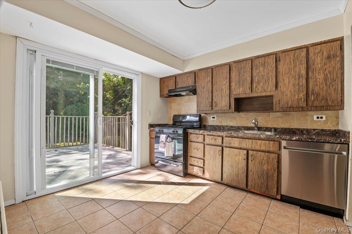 15 Alma Lane, Plainview, NY 11803