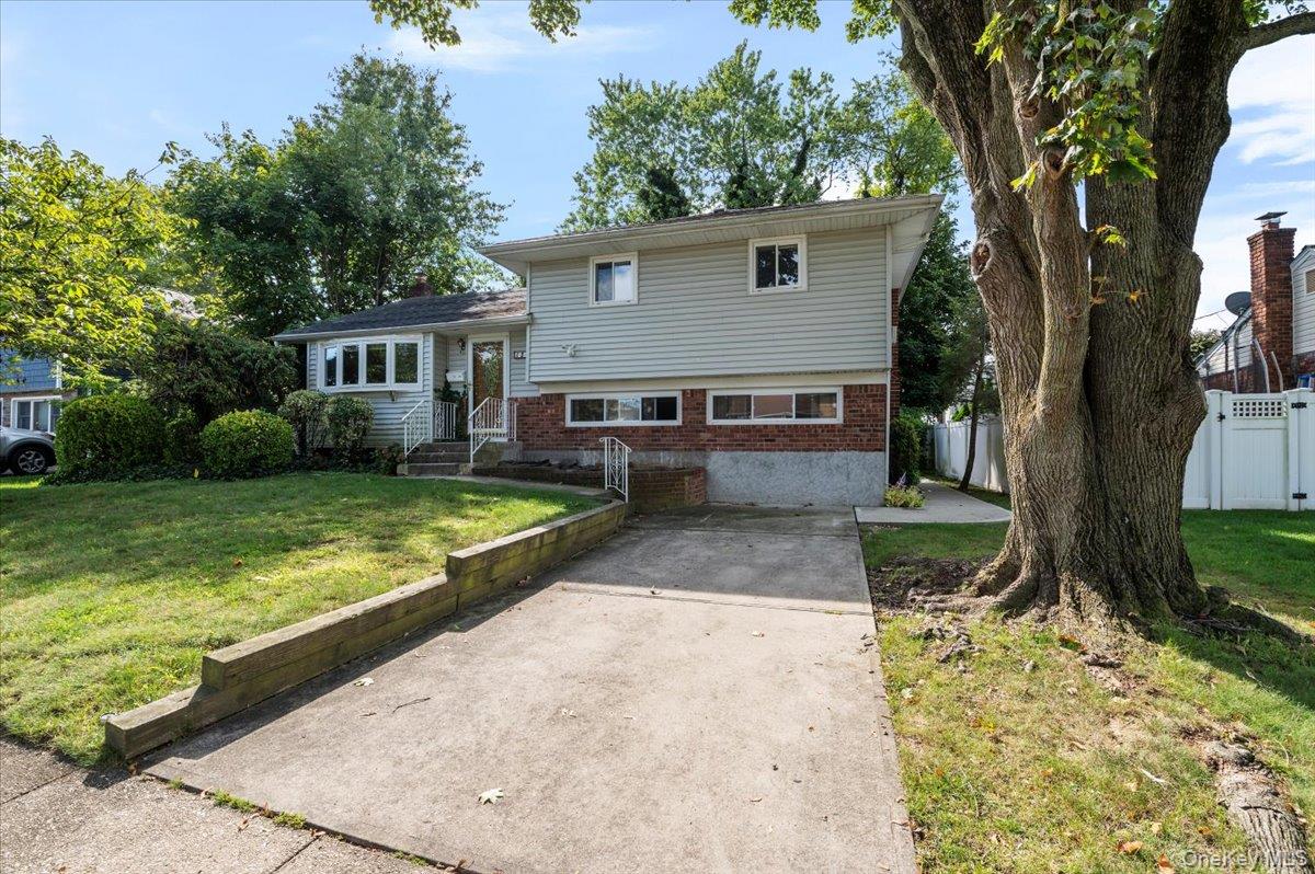 15 Alma Lane, Plainview, NY 11803