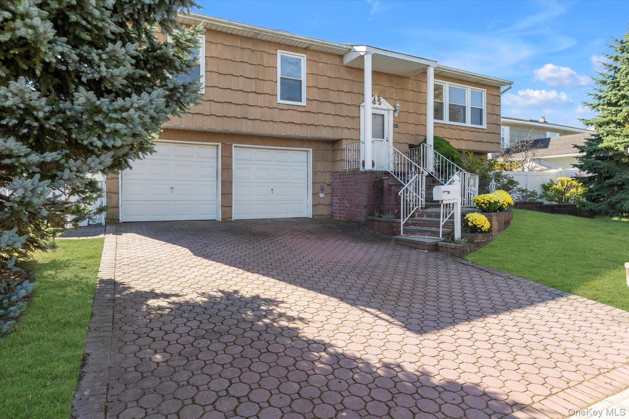 282 N Oak Street, Massapequa, NY 11758